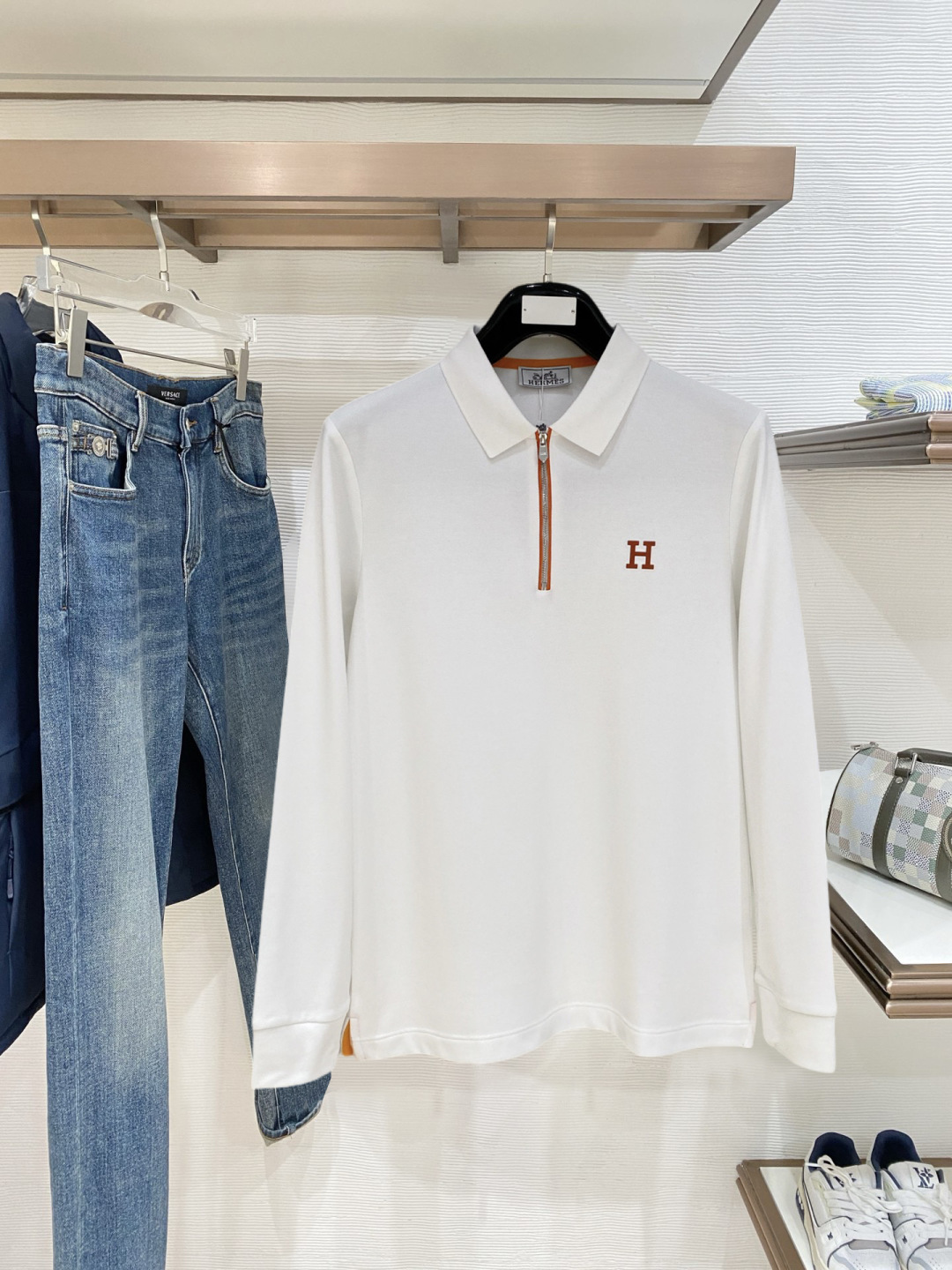 NO:728255,Support new products for the new year. Hermès exclusively provides new original men's Polo long-sleeved high-end customization. High version. Fashionable and versatile. Original imported pure cotton fabric. Logo pattern design on the chest. Super soft and delicate feel. Skin-friendly and comfortable to wear. High-end boutique. The upper body made by the factory is very good. A must-have item for men. Three complete standards. Size M-4xl. Multi-color. Hermes,19860909支持年后 开春新品 爱马仕独家专供新款原单男士Polo长袖高端定制 高版本 时尚百搭爆款原版进口纯棉面料 胸前logo图案设计 手感超柔软细腻 穿着亲肤舒适 高端精品 代工厂精细做上身非常赞 男士必备单品 三标齐全 码数M-4xl 多颜色,,hermes,,Men's clothing