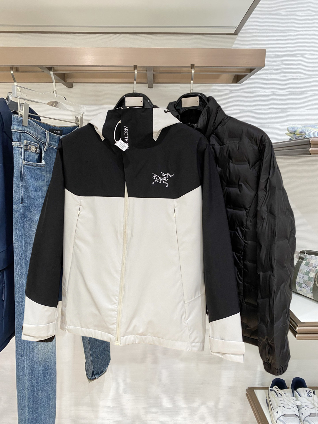 NO:728262,It supports Arc’teryx’s official website’s new autumn and winter down jackets after the new year. This is known as the most high-end down jacket in the world. It is all 90 down and comes with a classic logo combination. It has a full visual impact at first sight. It has better thermal insulation performance, is light and not heavy, and has good loft recovery after compression, and it can gather heat and lock in temperature!  Personalized color matching design, fresh and energetic!  There are too many versions circulating in the market. In addition to the different fabrics and workmanship, the biggest difference is that the filling is not goose down at all but feather silk or velvet, etc., and it is not easy to distinguish for those who don’t understand. In addition, the fabrics and workmanship are definitely not of the same level. In short, look for us and you will never go astray. All the exclusive full colors are purchased from genuine development. If you understand the quality of our down jackets, you can safely recommend it with your eyes closed. The three standards are complete!  Uniform series for men and women!  Size L-4XL Please state your height and weight when ordering, arc'teryx, down jacket,19860909支持年后 始祖鸟 官网款秋冬新款羽绒服.这款号称羽绒服届最高端的,全部90绒的三标齐全带着经典的Logo组合搭配,第一眼看到就是满满的视觉冲击,保暖性能更出色,轻便不厚重,且压缩后的蓬松度恢复性好,聚热锁温！个性的拼色设计,清新有活力！市面流通的版本实在太多了,除了面料做工不同外,最大的区别就是填充物根本不是鹅绒而是羽丝或手感绒等等,而不懂的根本不容易区分.另外面料和做工也绝对不是一个级别,总之认准我们,让你绝对不跑偏,独家全色全部购入正版开发,懂我们家羽绒服质量的,完全可以放心闭眼推.三标齐全！男女同款系列！码数L-4XL下单报身高体重,arc'teryx,down jacket,,Men's clothing