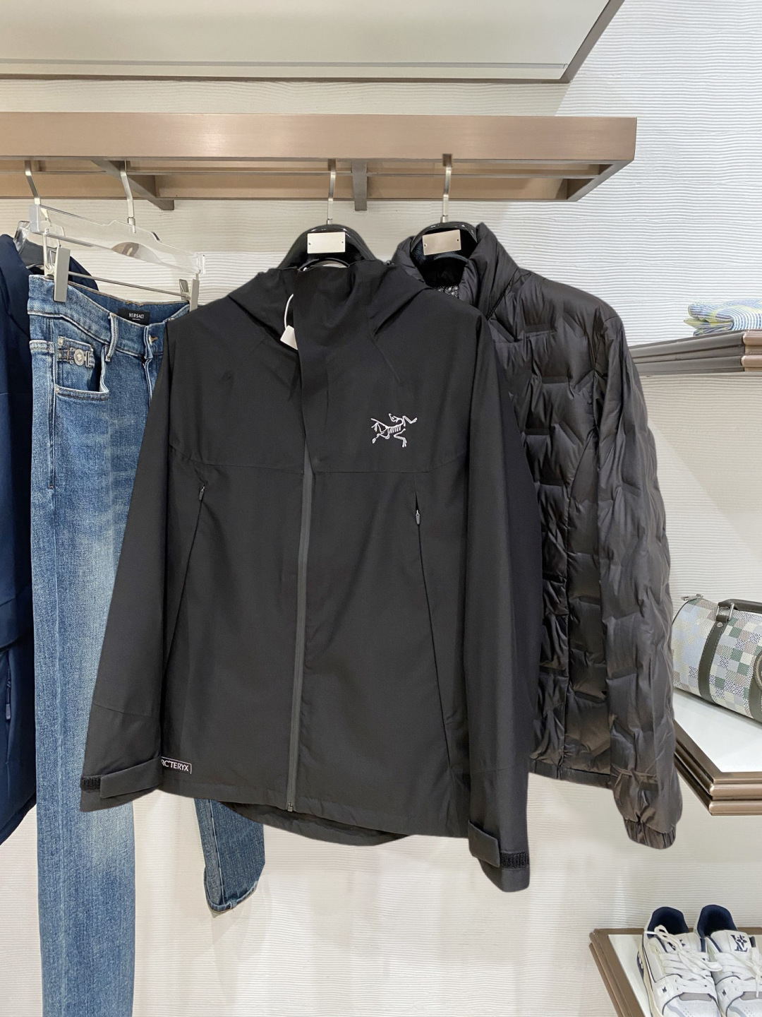 NO:728276,Support the Arc'teryx official website's new autumn and winter down jacket after the new year. This is known as the most high-end down jacket, all 90 down, complete with three labels and a classic logo combination. The first sight is full of visual impact, better thermal performance, light and not heavy, and the loft recovery after compression is good, and it can gather heat and lock in temperature!  Personalized color matching design, fresh and energetic!  There are too many versions circulating in the market. In addition to the different fabrics and workmanship, the biggest difference is that the filling is not goose down at all but feather silk or velvet, etc., and it is not easy to distinguish for those who don’t understand. In addition, the fabrics and workmanship are definitely not of the same level. In short, look for us and you will never go astray. All the exclusive full colors are purchased from genuine development. If you understand the quality of our down jackets, you can safely recommend it with your eyes closed. The three standards are complete!  Uniform series for men and women!  Size L-4XL Please state your height and weight when ordering, arc'teryx, down jacket,19860909支持年后 始祖鸟官网款 秋冬新款羽绒服.这款号称羽绒服届最高端的,全部90绒的三标齐全带着经典的Logo组合搭配,第一眼看到就是满满的视觉冲击,保暖性能更出色,轻便不厚重,且压缩后的蓬松度恢复性好,聚热锁温！个性的拼色设计,清新有活力！市面流通的版本实在太多了,除了面料做工不同外,最大的区别就是填充物根本不是鹅绒而是羽丝或手感绒等等,而不懂的根本不容易区分.另外面料和做工也绝对不是一个级别,总之认准我们,让你绝对不跑偏,独家全色全部购入正版开发,懂我们家羽绒服质量的,完全可以放心闭眼推.三标齐全！男女同款系列！码数L-4XL下单报身高体重,arc'teryx,down jacket,,Men's clothing