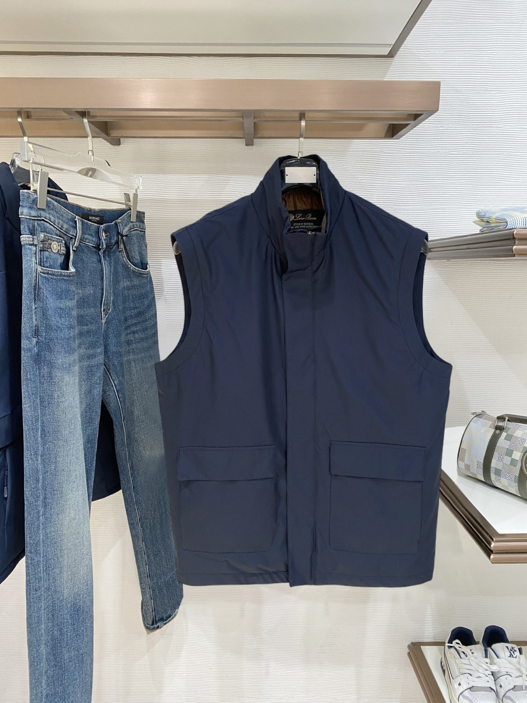 NO:728288,Support new LP vests FW autumn and winter new products after the new year  Hooded jacket. The outer layer of this jacket is super soft polyester fiber that is windproof and waterproof. It is both functional and fashionable. The fabric surface made of polyester fiber is smooth, delicate and waterproof, showing a fine texture and shimmer. It is very soft, smooth and drapey.  The material is strong and strong, has strong wrinkle resistance, and the selected new fabrics are environmentally friendly and sustainable. They are all made of high-density fabrics, with a delicate and soft feel. The upper body is wide and stylish, the texture is invincible, the skin-friendly is excellent, and the texture and texture reveal a sense of luxury and luxury!  The simple and capable design is full of temperament and elegance, and the neat tailoring technique makes the upper body fit and fit, and the outline is straight and tough. Unique textile technology, high texture, full color, strong and washable. It feels soft and elastic, and the upper body can lock in temperature easily and keep warm at all times. It is definitely the best choice for people with taste. …………………………………………………… SizeM-3XL, loro piana, jackets &  coats,jackets & coats,hats,19860909支持年后  lp 马甲 FW秋冬新品 连帽夹克外套,该款夹克外层超柔聚酯纤维防风防水,功能与时尚型兼具.聚酯纤维成分的织物布面光洁细腻而且防水,呈现出细密的肌理和微光感,非常柔软适顺滑有垂感,面料牢固结实,抗皱性强,挑选的新型面料环保可持续性使用.均为高密度织物制造而成,手感细腻柔软,穿着上身挺阔有型,质感无敌,亲肤性绝佳,肌理纹路透着高级和华丽感！简单干练的设计,富有气质又不失儒雅,加上利落的剪裁手法,使得上身后的版型合体服帖,轮廓挺拔硬朗.独特的纺织工艺,高及质感,面料色泽饱满,牢靠耐水洗.触摸手感柔软有弹力,上身即锁温轻松洒脱时刻保暖.绝对是品位人士的不二之选. …………………………………………………… SizeM-3XL,,loro piana,jackets & coats,jackets & coats,hats,,Men's clothing