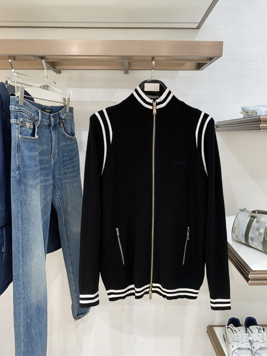 NO:728295,Support the new Gucci woolen sweater jacket after the new year. It has a delicate and soft feel and can be directly contacted with the skin, allowing the warm yarn to change into a delicate texture. The top-notch craftsmanship is very distinctive and the style is simple, elegant and exquisite. The three-dimensional tailoring design makes the entire sweater upper body full of youthful vitality and vitality. It is recommended to be a must-have for autumn and winter. Sizes M-3XL,, gucci, jackets & coats, sweaters,19860909支持年后古驰 新品羊毛衣外套 具有手感细腻柔软,可直接与肌肤接触,让暖心的纱线变化出细腻的质感,顶级工艺极具特色出彩,款式简约大方精美 立体剪裁的版型设计,让整款毛衣上身尽显青春活力和朝气,推荐款秋冬季穿搭必备.尺码M-3XL,,gucci,jackets & coats,sweaters,,Men's clothing