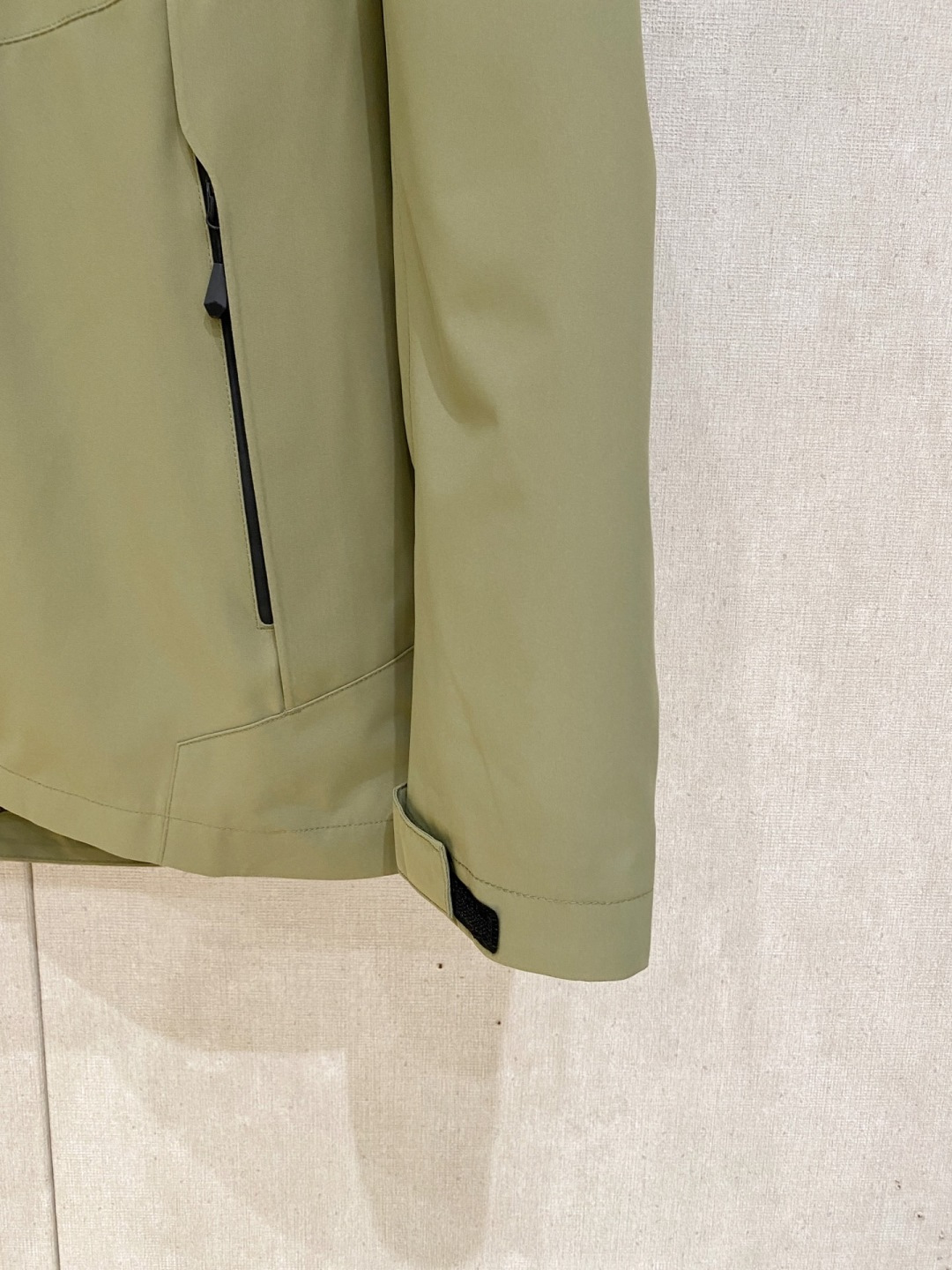 迪桑特官网款2025 秋冬新款羽绒服。这款号称羽绒服届最高端的，全部90绒的三标齐全带着经典的Logo组