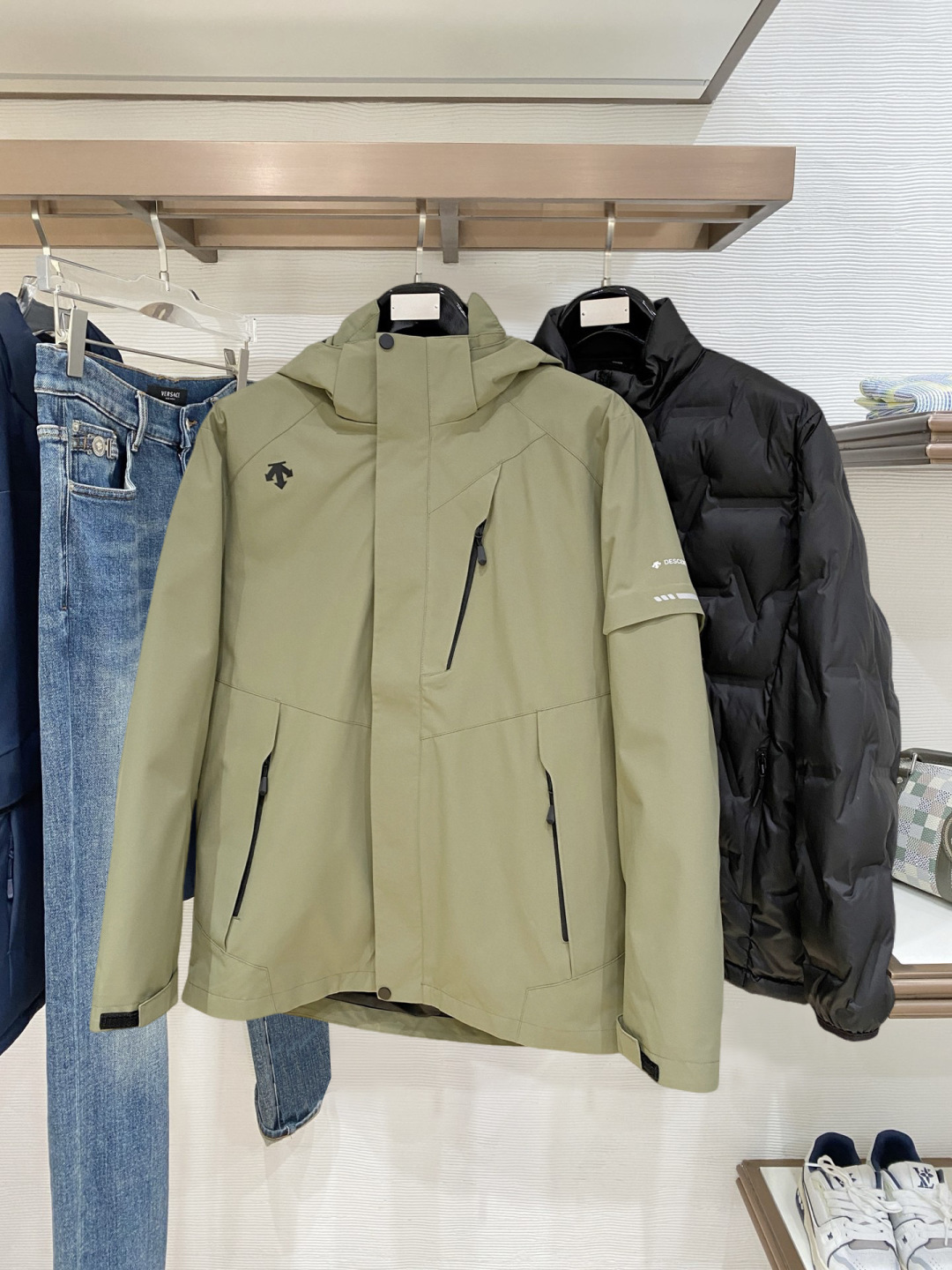 迪桑特官网款2025 秋冬新款羽绒服。这款号称羽绒服届最高端的，全部90绒的三标齐全带着经典的Logo组