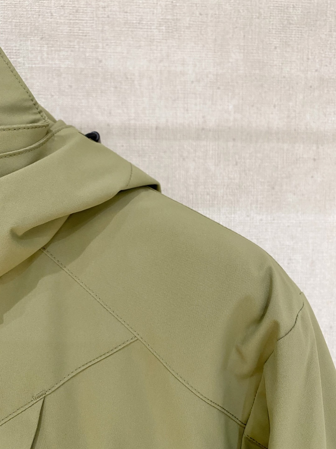 迪桑特官网款2025 秋冬新款羽绒服。这款号称羽绒服届最高端的，全部90绒的三标齐全带着经典的Logo组