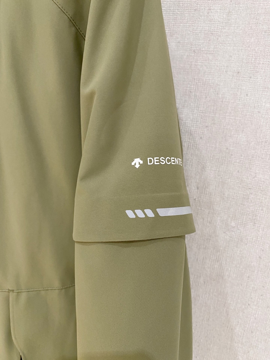 迪桑特官网款2025 秋冬新款羽绒服。这款号称羽绒服届最高端的，全部90绒的三标齐全带着经典的Logo组