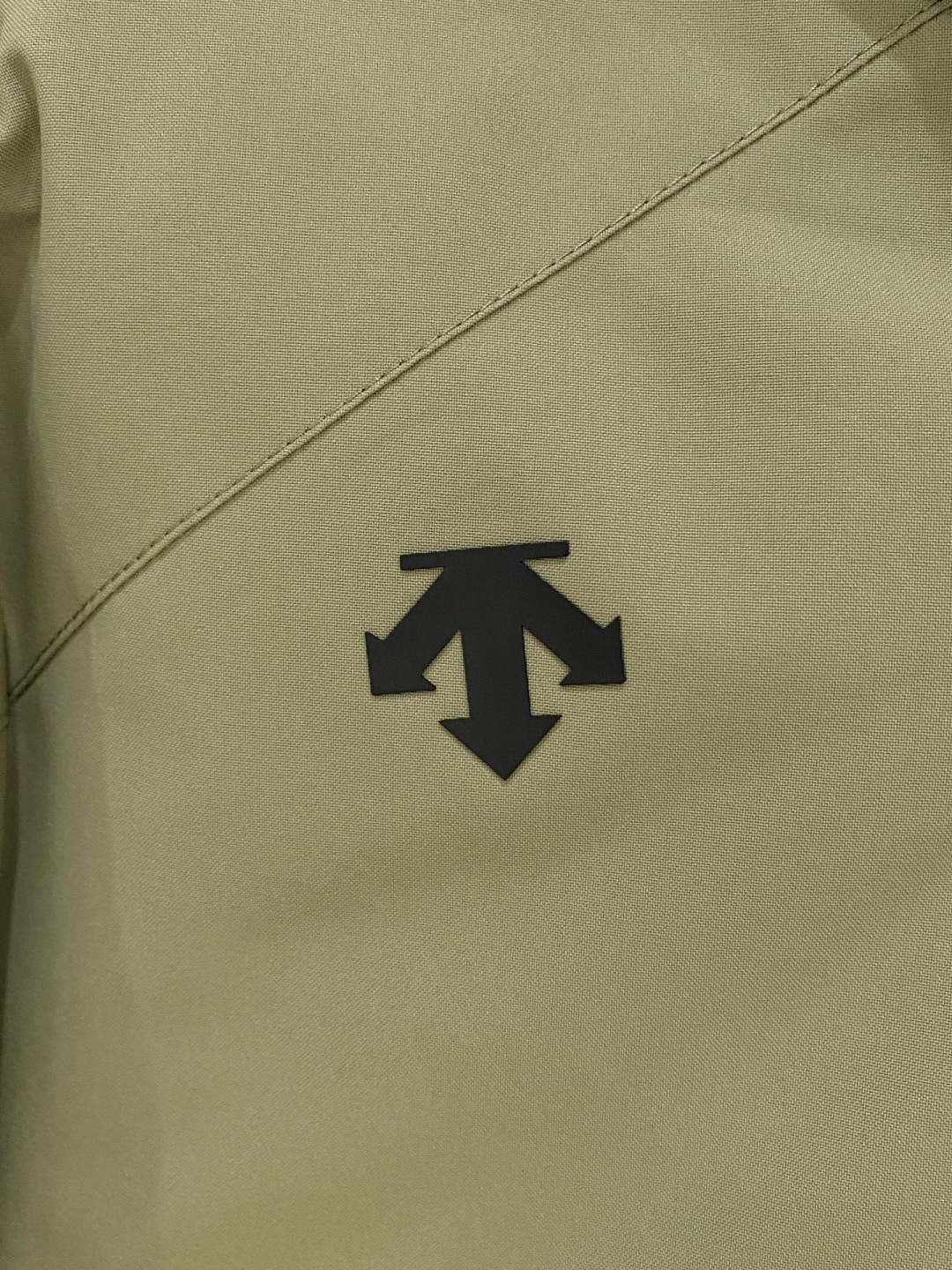 迪桑特官网款2025 秋冬新款羽绒服。这款号称羽绒服届最高端的，全部90绒的三标齐全带着经典的Logo组