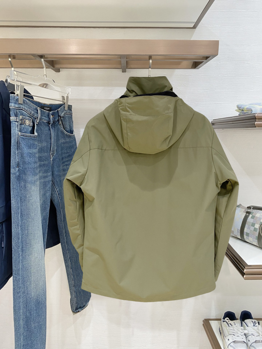 迪桑特官网款2025 秋冬新款羽绒服。这款号称羽绒服届最高端的，全部90绒的三标齐全带着经典的Logo组