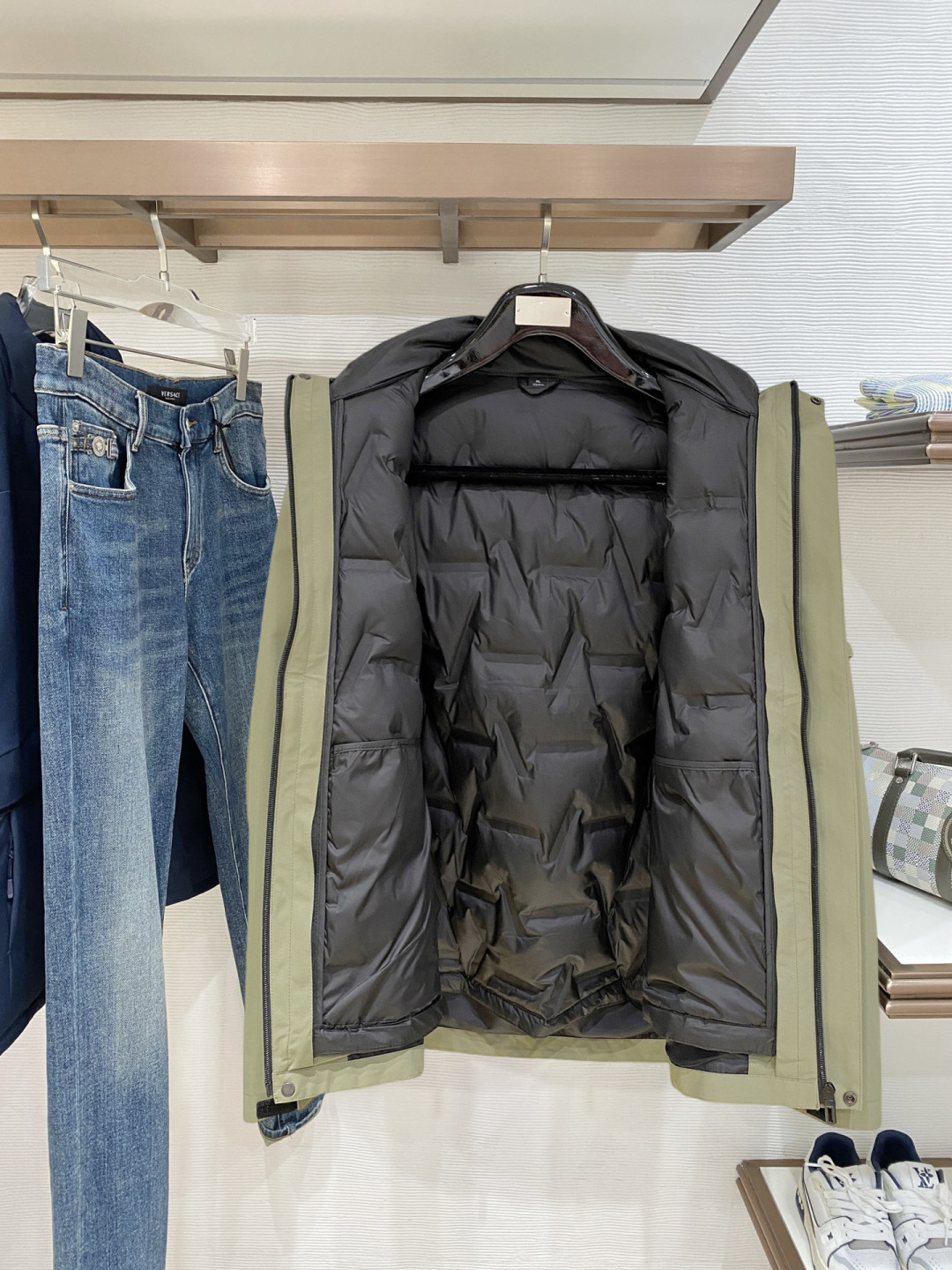 迪桑特官网款2025 秋冬新款羽绒服。这款号称羽绒服届最高端的，全部90绒的三标齐全带着经典的Logo组