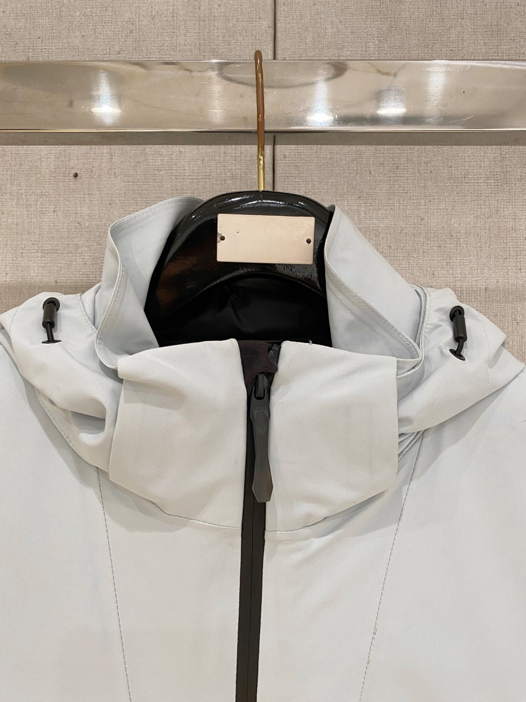 迪桑特官网款2025 秋冬新款羽绒服。这款号称羽绒服届最高端的，全部90绒的三标齐全带着经典的Logo组