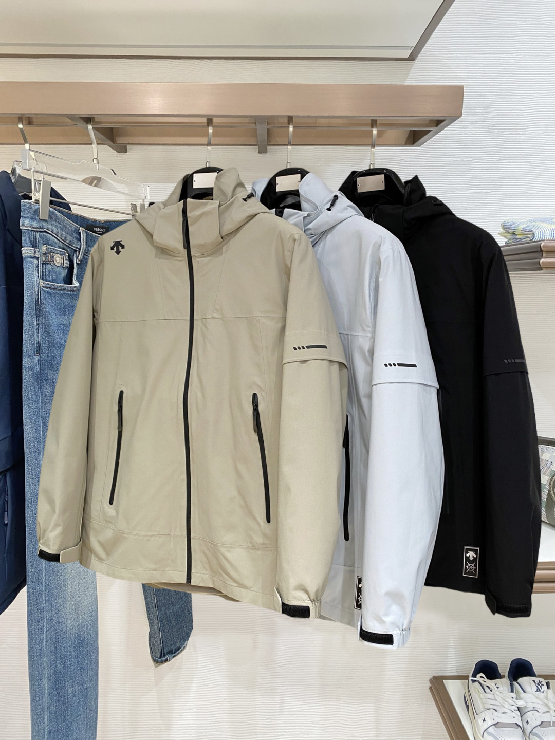 迪桑特官网款2025 秋冬新款羽绒服。这款号称羽绒服届最高端的，全部90绒的三标齐全带着经典的Logo组