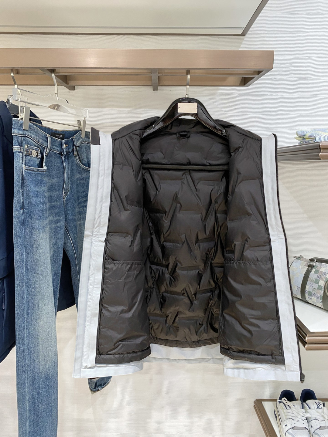 迪桑特官网款2025 秋冬新款羽绒服。这款号称羽绒服届最高端的，全部90绒的三标齐全带着经典的Logo组