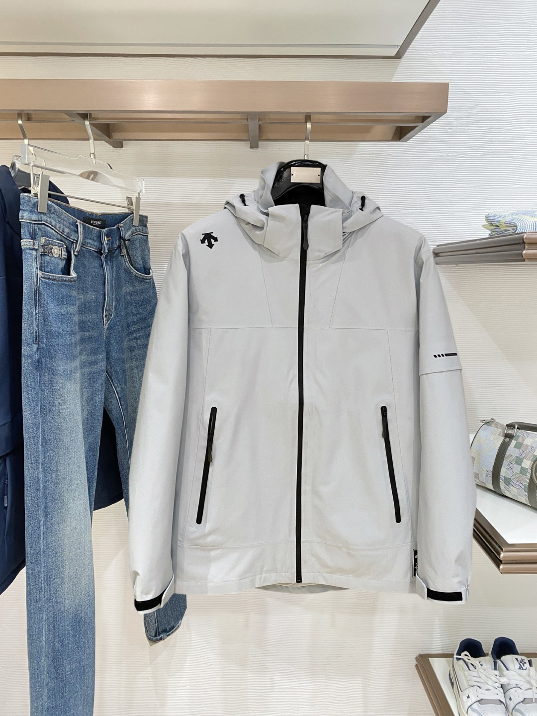 迪桑特官网款2025 秋冬新款羽绒服。这款号称羽绒服届最高端的，全部90绒的三标齐全带着经典的Logo组