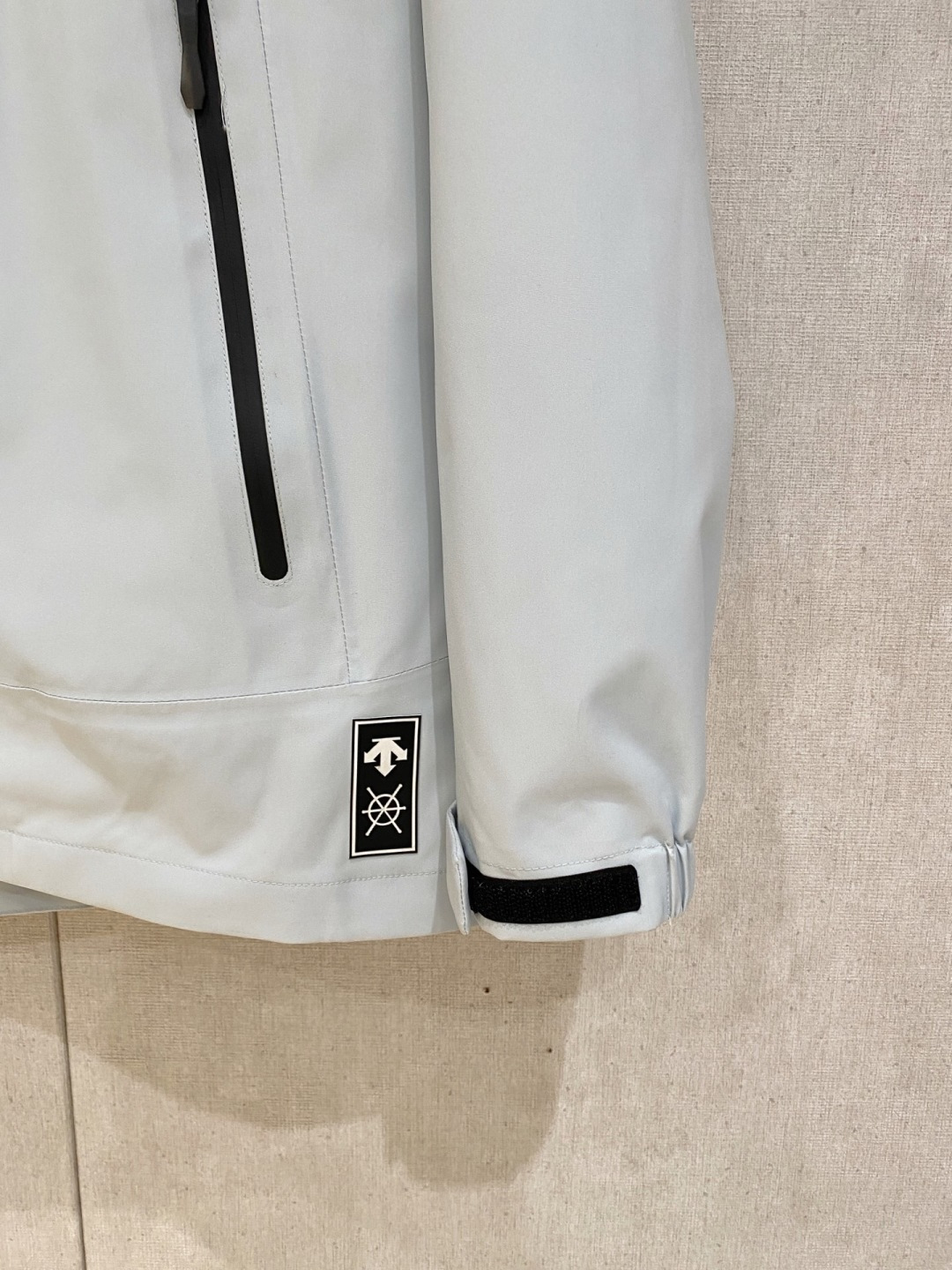 迪桑特官网款2025 秋冬新款羽绒服。这款号称羽绒服届最高端的，全部90绒的三标齐全带着经典的Logo组