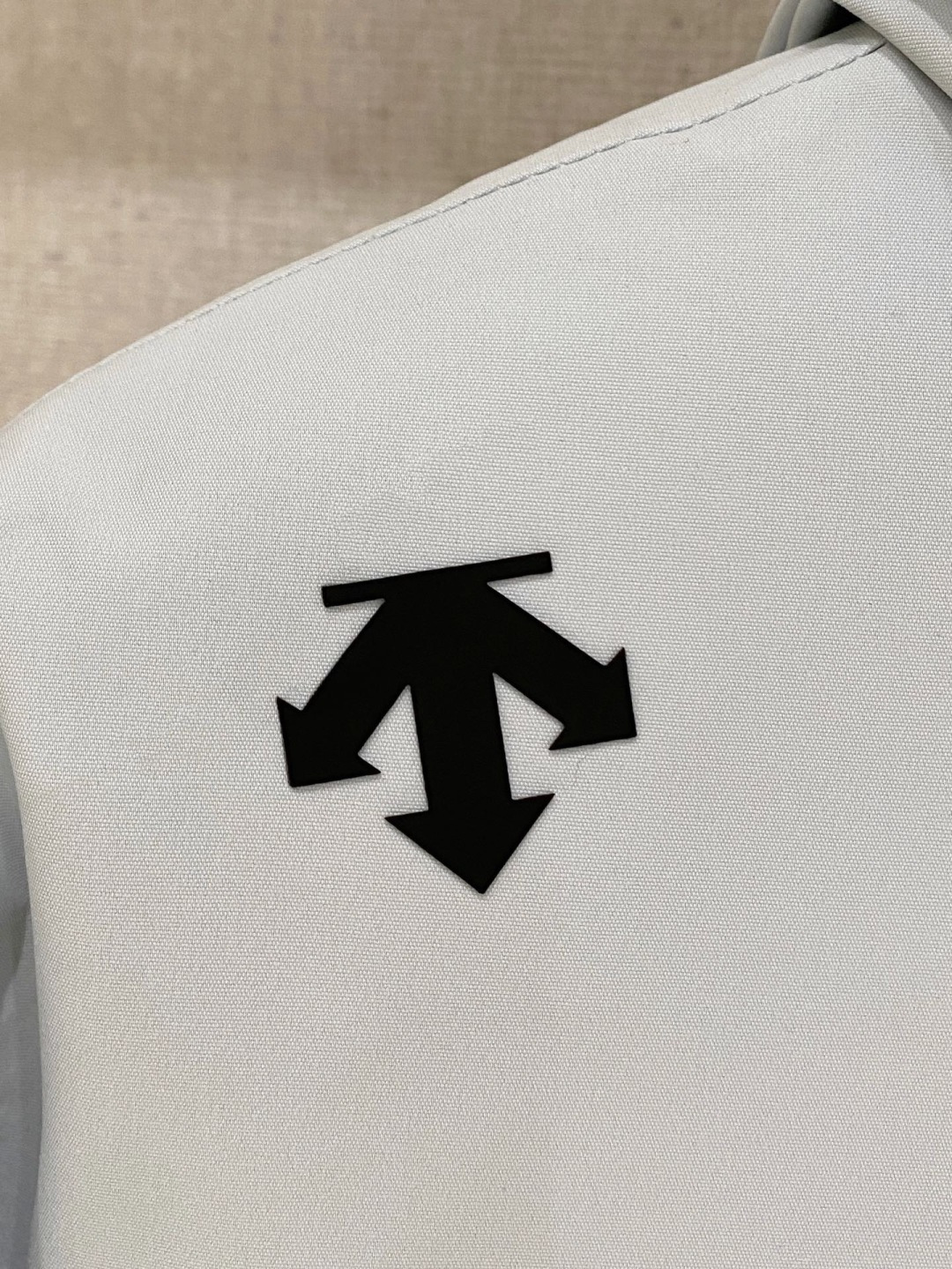 迪桑特官网款2025 秋冬新款羽绒服。这款号称羽绒服届最高端的，全部90绒的三标齐全带着经典的Logo组