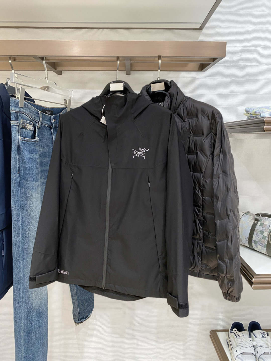 始祖鸟官网款2025 秋冬新款羽绒服。这款号称羽绒服届最高端的，全部90绒的三标齐全带着经典的Logo组