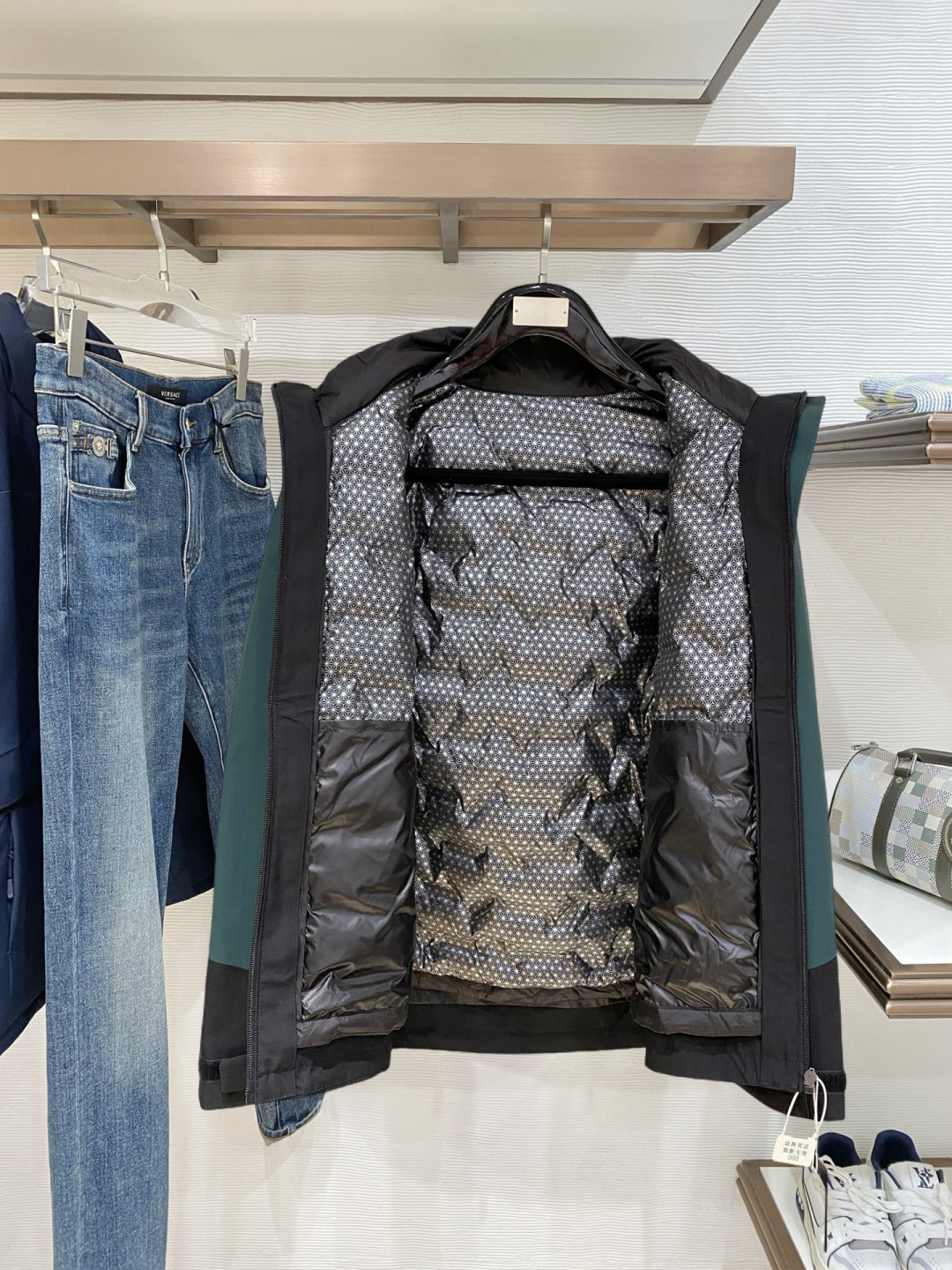 始祖鸟官网款2025 秋冬新款羽绒服。这款号称羽绒服届最高端的，全部90绒的三标齐全带着经典的Logo组