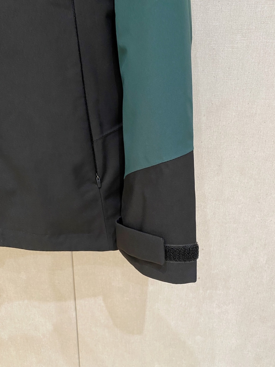 始祖鸟官网款2025 秋冬新款羽绒服。这款号称羽绒服届最高端的，全部90绒的三标齐全带着经典的Logo组