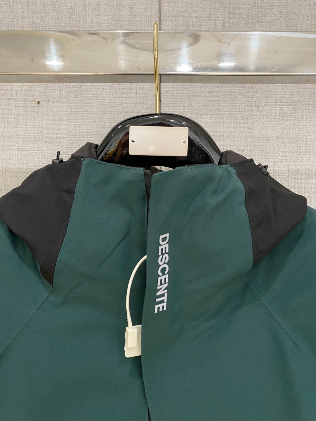 始祖鸟官网款2025 秋冬新款羽绒服。这款号称羽绒服届最高端的，全部90绒的三标齐全带着经典的Logo组