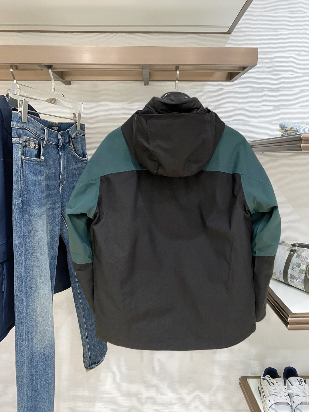 始祖鸟官网款2025 秋冬新款羽绒服。这款号称羽绒服届最高端的，全部90绒的三标齐全带着经典的Logo组