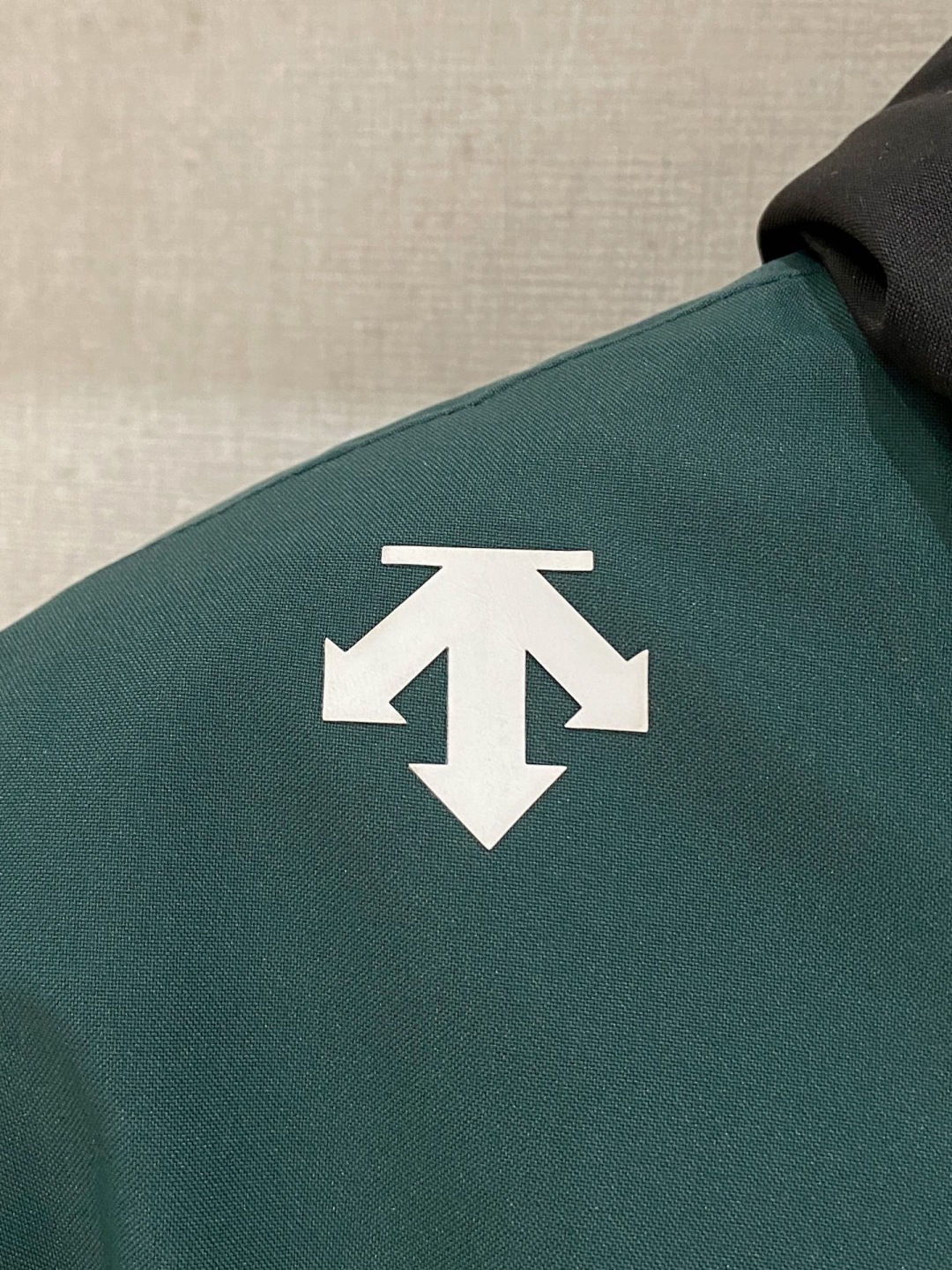 始祖鸟官网款2025 秋冬新款羽绒服。这款号称羽绒服届最高端的，全部90绒的三标齐全带着经典的Logo组