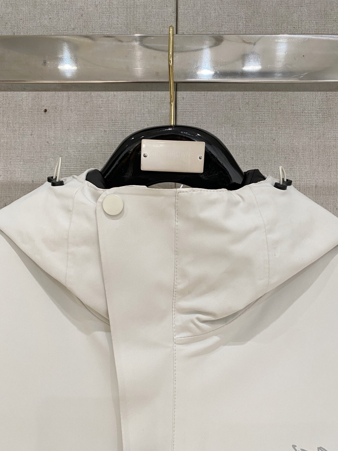 始祖鸟官网款2025 秋冬新款羽绒服。这款号称羽绒服届最高端的，全部90绒的三标齐全带着经典的Logo组