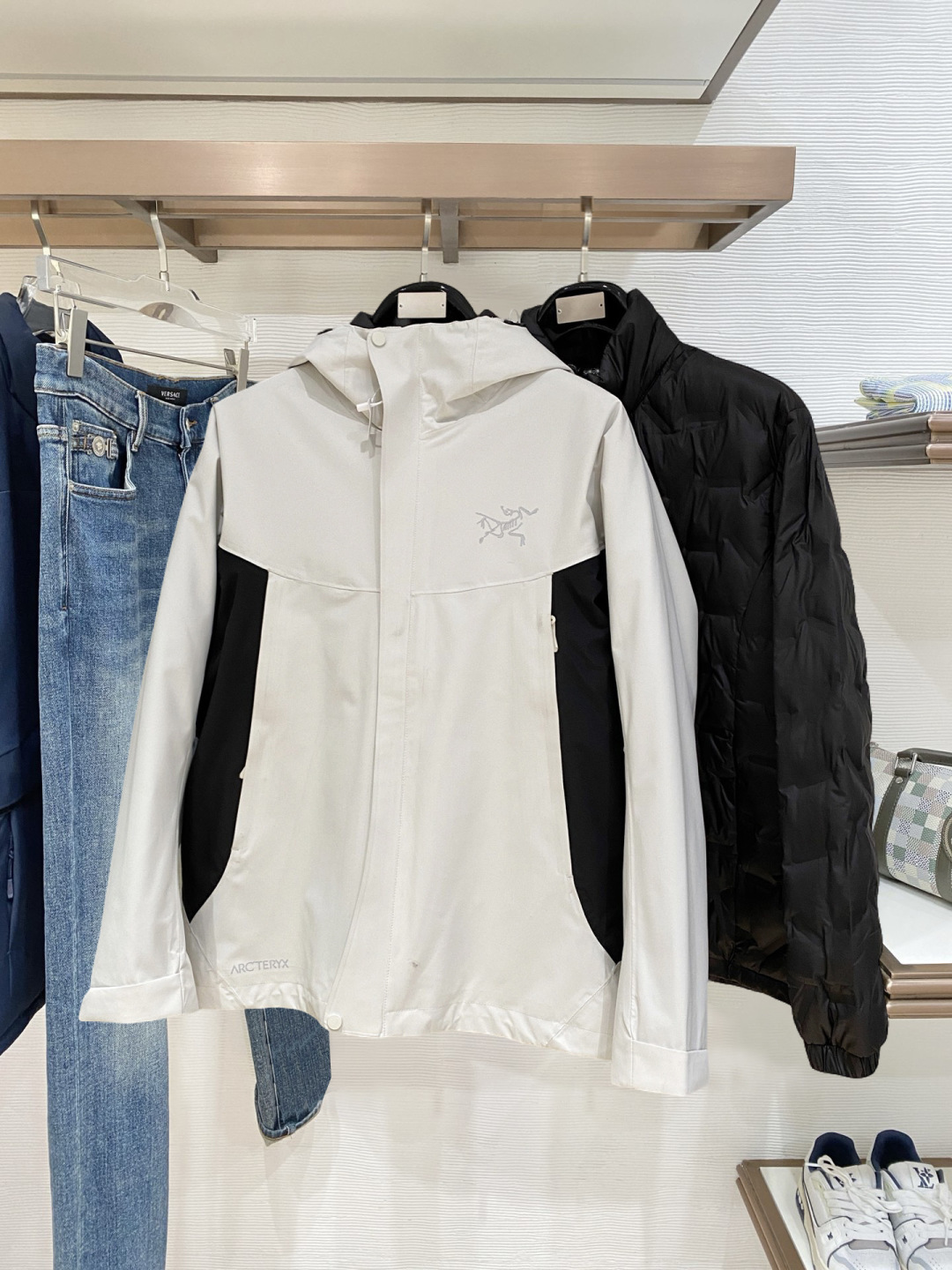 始祖鸟官网款2025 秋冬新款羽绒服。这款号称羽绒服届最高端的，全部90绒的三标齐全带着经典的Logo组