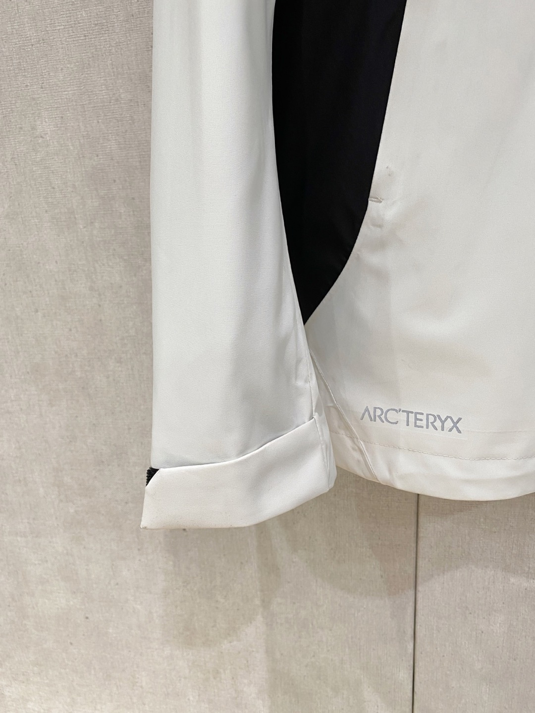 始祖鸟官网款2025 秋冬新款羽绒服。这款号称羽绒服届最高端的，全部90绒的三标齐全带着经典的Logo组