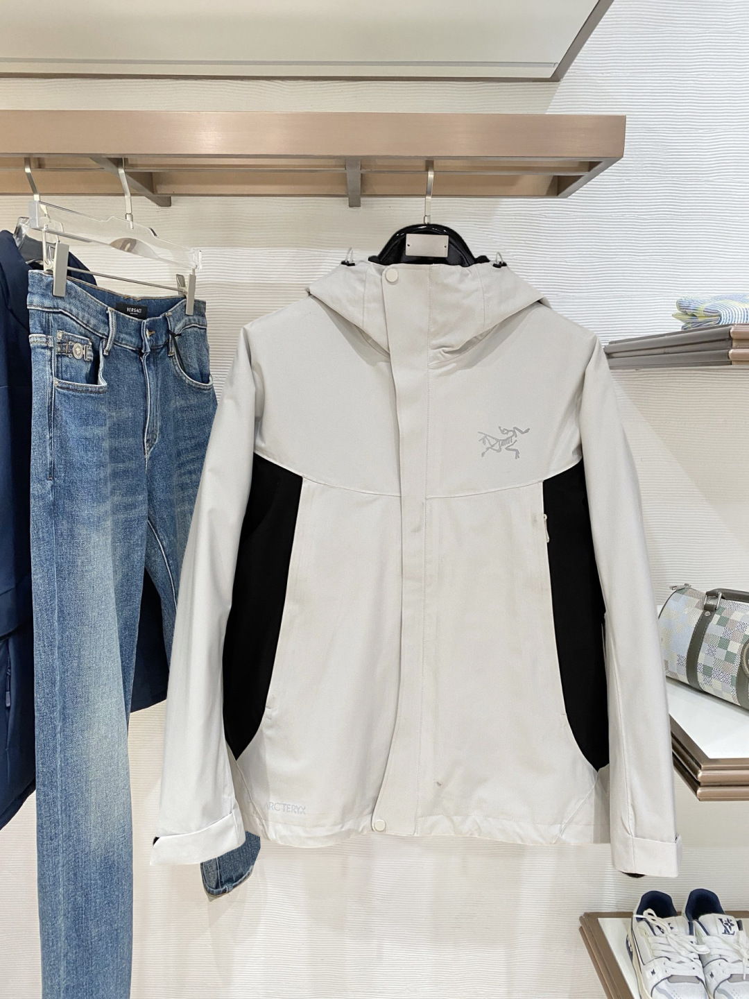 始祖鸟官网款2025 秋冬新款羽绒服。这款号称羽绒服届最高端的，全部90绒的三标齐全带着经典的Logo组