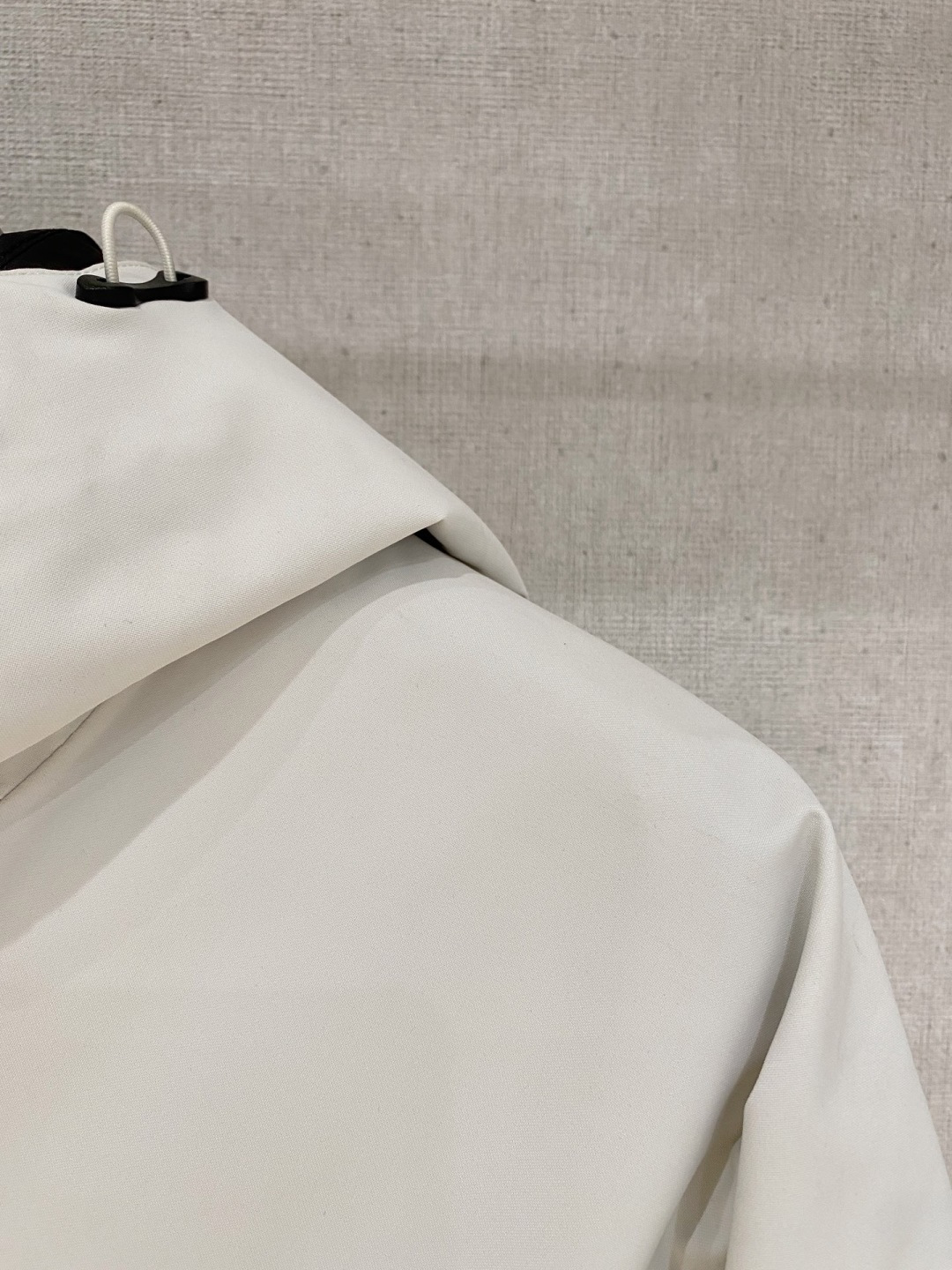 始祖鸟官网款2025 秋冬新款羽绒服。这款号称羽绒服届最高端的，全部90绒的三标齐全带着经典的Logo组