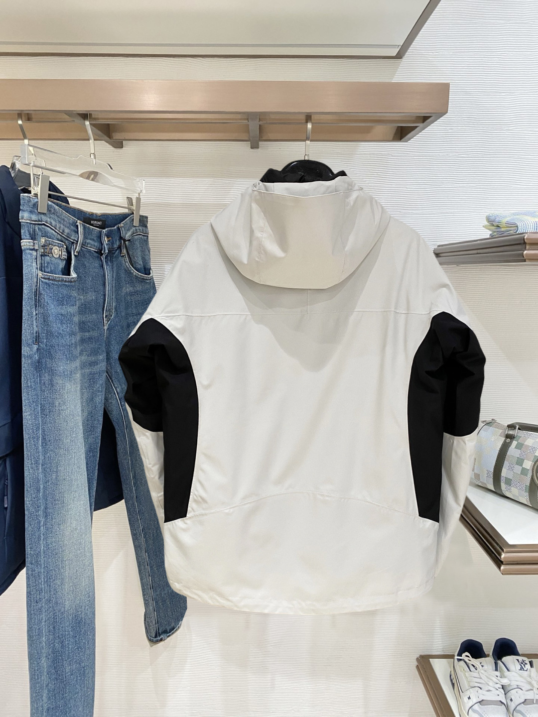 始祖鸟官网款2025 秋冬新款羽绒服。这款号称羽绒服届最高端的，全部90绒的三标齐全带着经典的Logo组