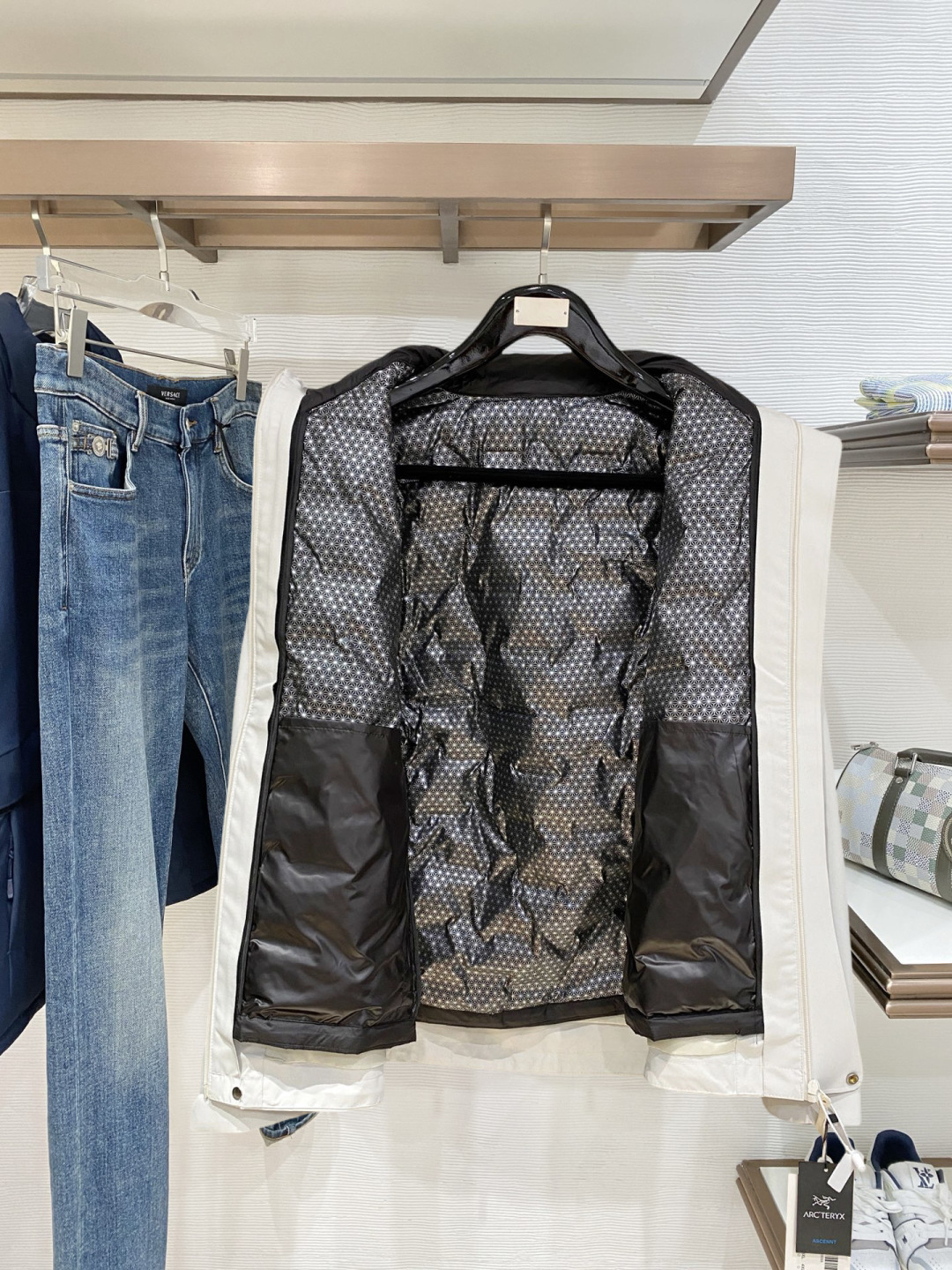 始祖鸟官网款2025 秋冬新款羽绒服。这款号称羽绒服届最高端的，全部90绒的三标齐全带着经典的Logo组