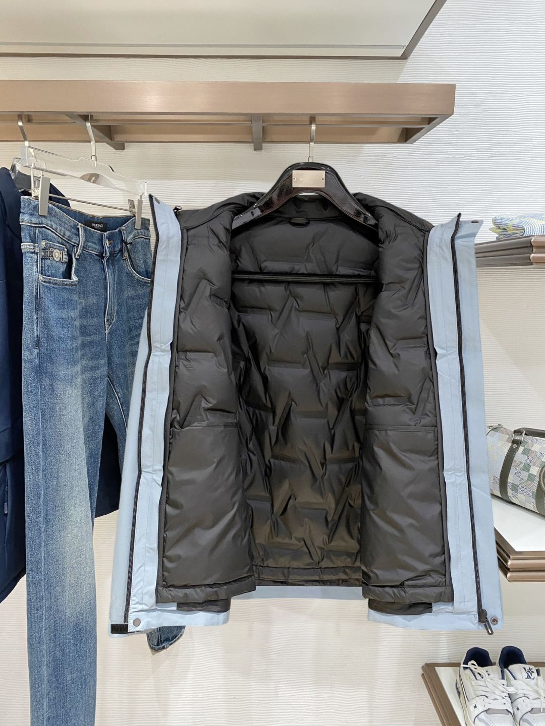 迪桑特官网款2025 秋冬新款羽绒服。这款号称羽绒服届最高端的，全部90绒的三标齐全带着经典的Logo组