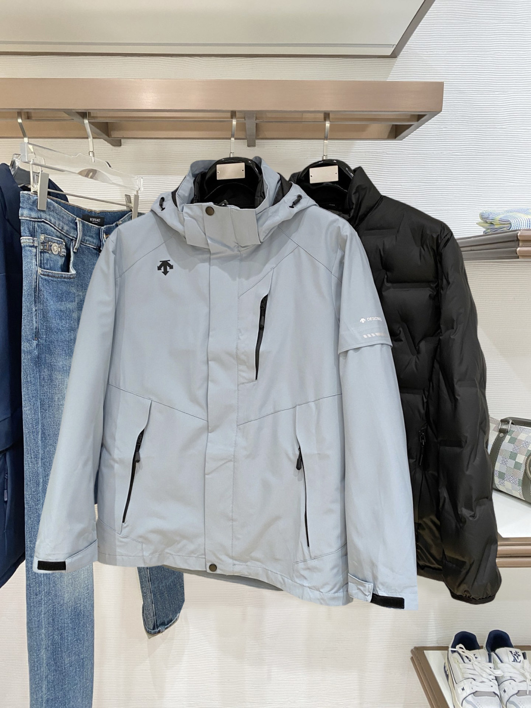 迪桑特官网款2025 秋冬新款羽绒服。这款号称羽绒服届最高端的，全部90绒的三标齐全带着经典的Logo组