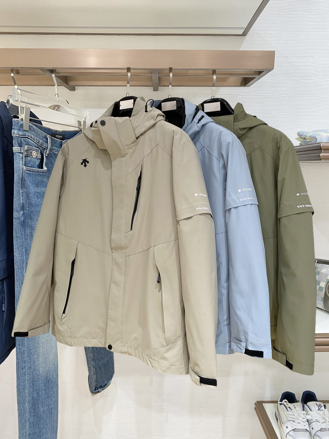 迪桑特官网款2025 秋冬新款羽绒服。这款号称羽绒服届最高端的，全部90绒的三标齐全带着经典的Logo组