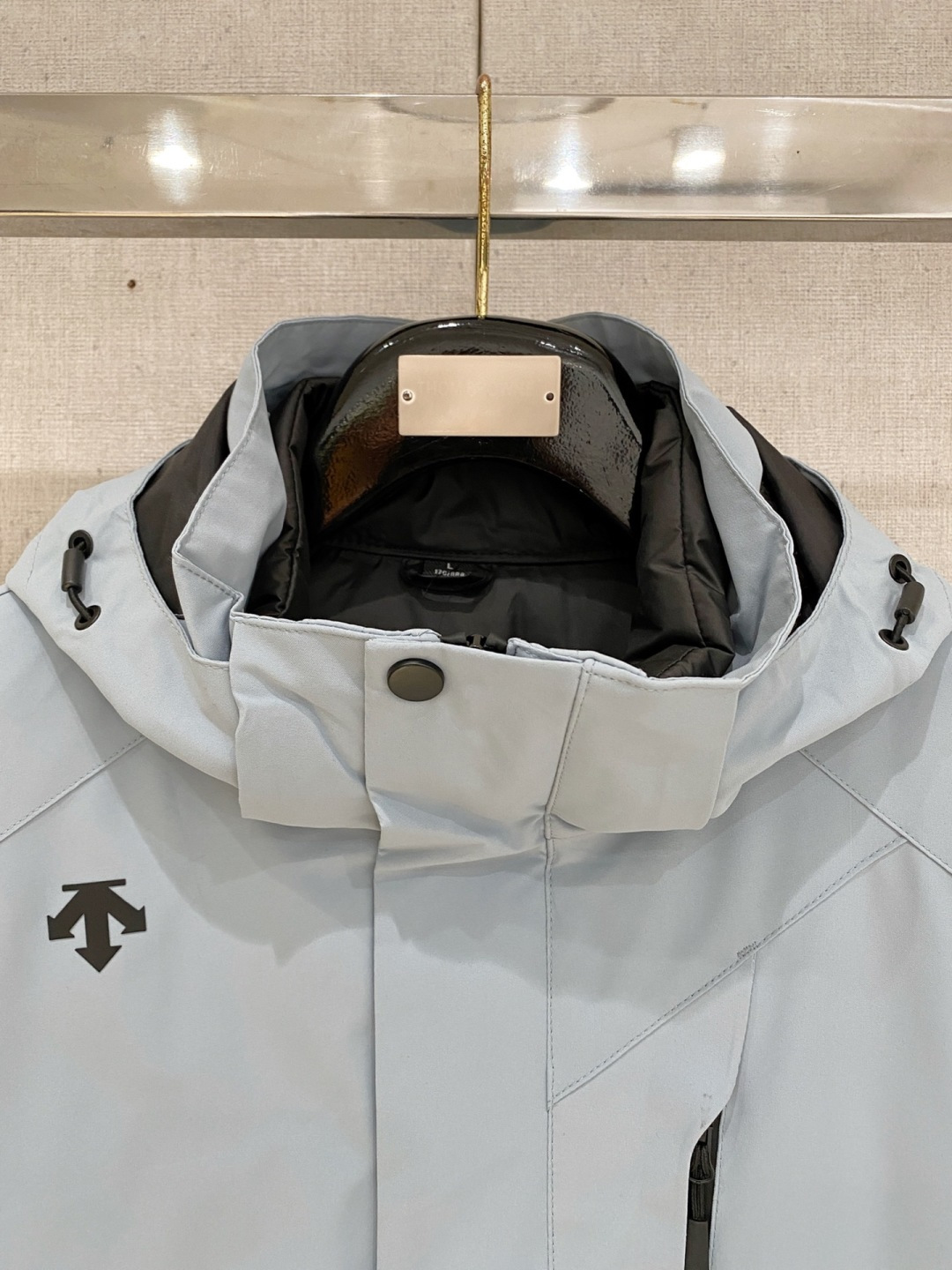 迪桑特官网款2025 秋冬新款羽绒服。这款号称羽绒服届最高端的，全部90绒的三标齐全带着经典的Logo组