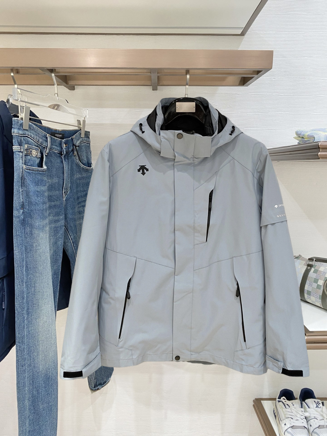 迪桑特官网款2025 秋冬新款羽绒服。这款号称羽绒服届最高端的，全部90绒的三标齐全带着经典的Logo组