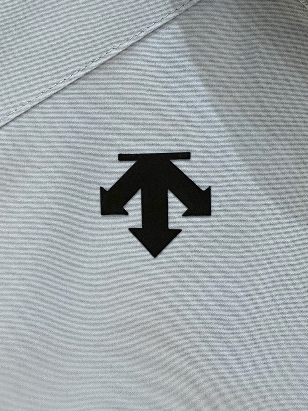 迪桑特官网款2025 秋冬新款羽绒服。这款号称羽绒服届最高端的，全部90绒的三标齐全带着经典的Logo组