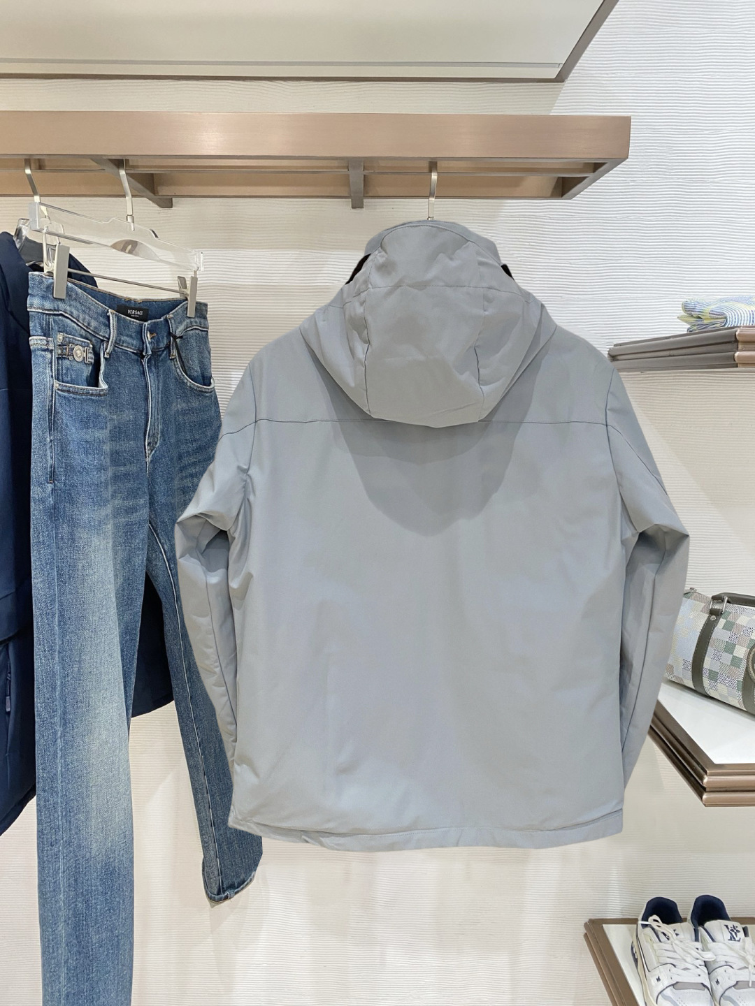 迪桑特官网款2025 秋冬新款羽绒服。这款号称羽绒服届最高端的，全部90绒的三标齐全带着经典的Logo组