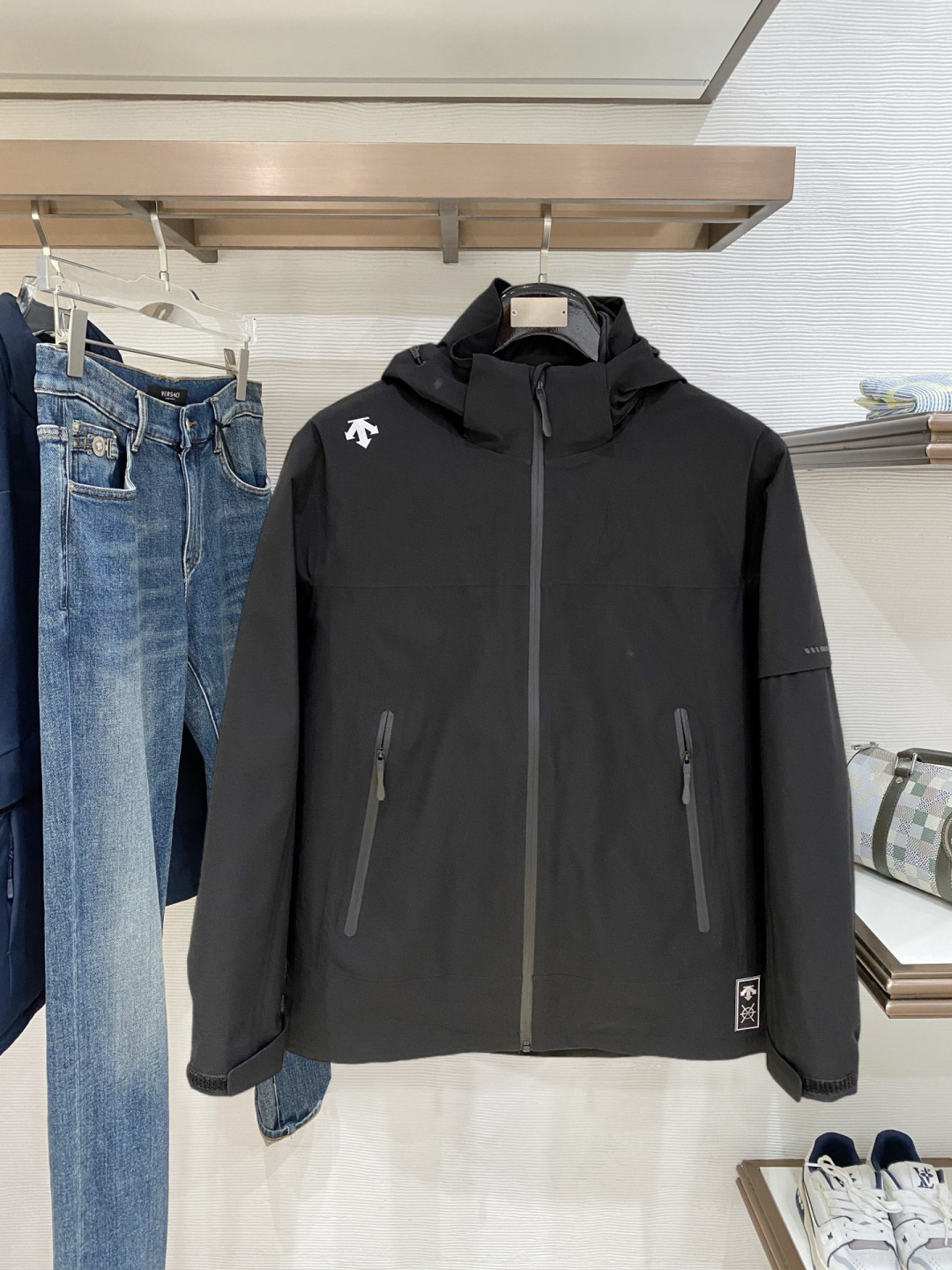 迪桑特官网款2025 秋冬新款羽绒服。这款号称羽绒服届最高端的，全部90绒的三标齐全带着经典的Logo组