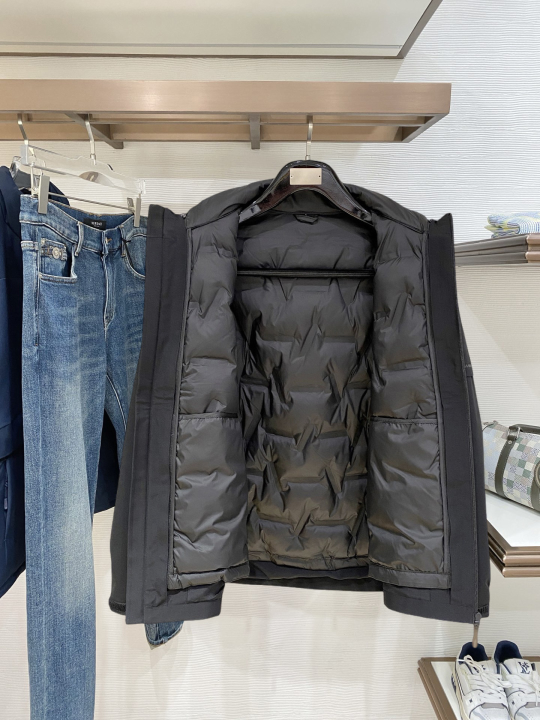 迪桑特官网款2025 秋冬新款羽绒服。这款号称羽绒服届最高端的，全部90绒的三标齐全带着经典的Logo组