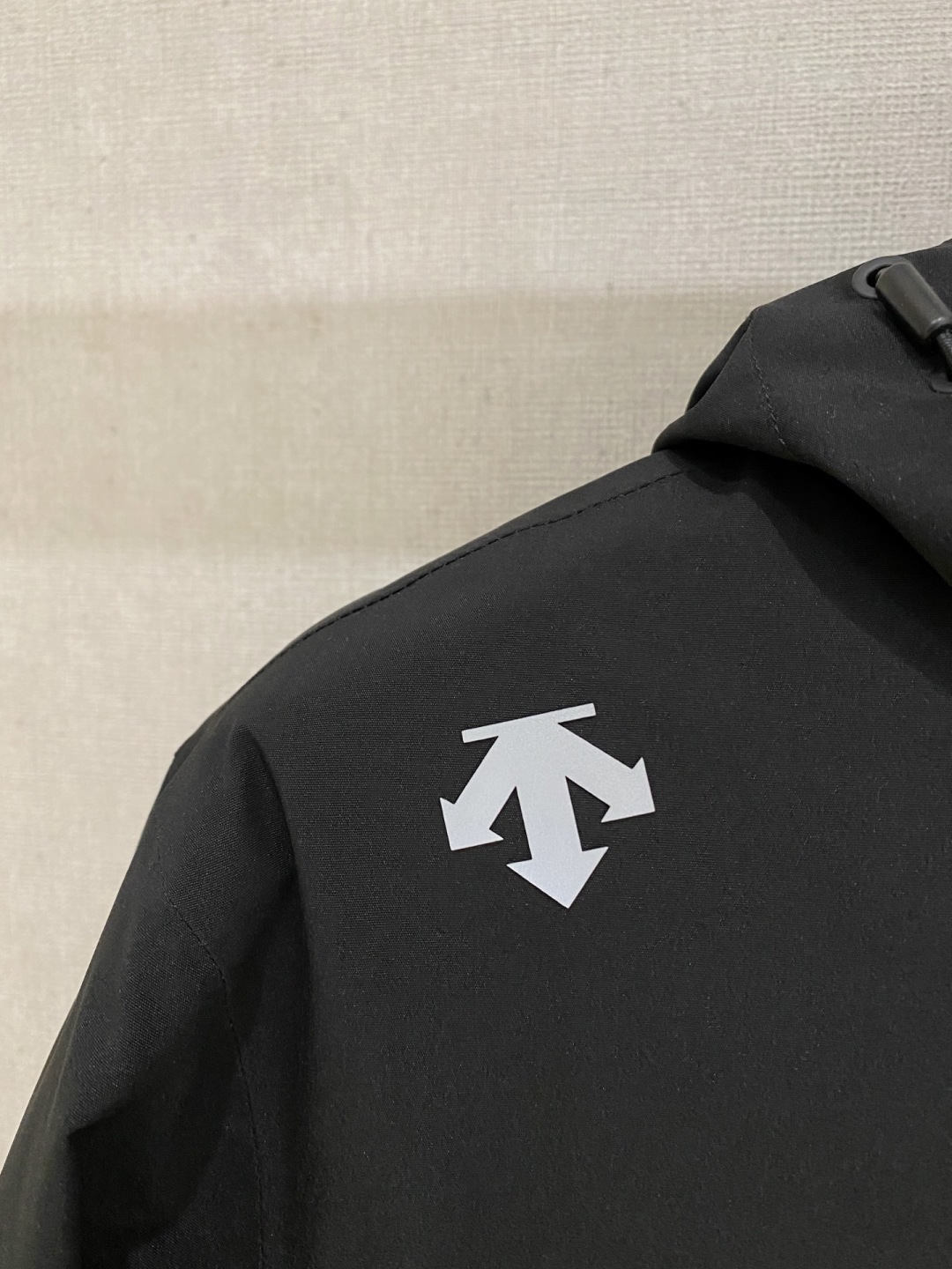 迪桑特官网款2025 秋冬新款羽绒服。这款号称羽绒服届最高端的，全部90绒的三标齐全带着经典的Logo组