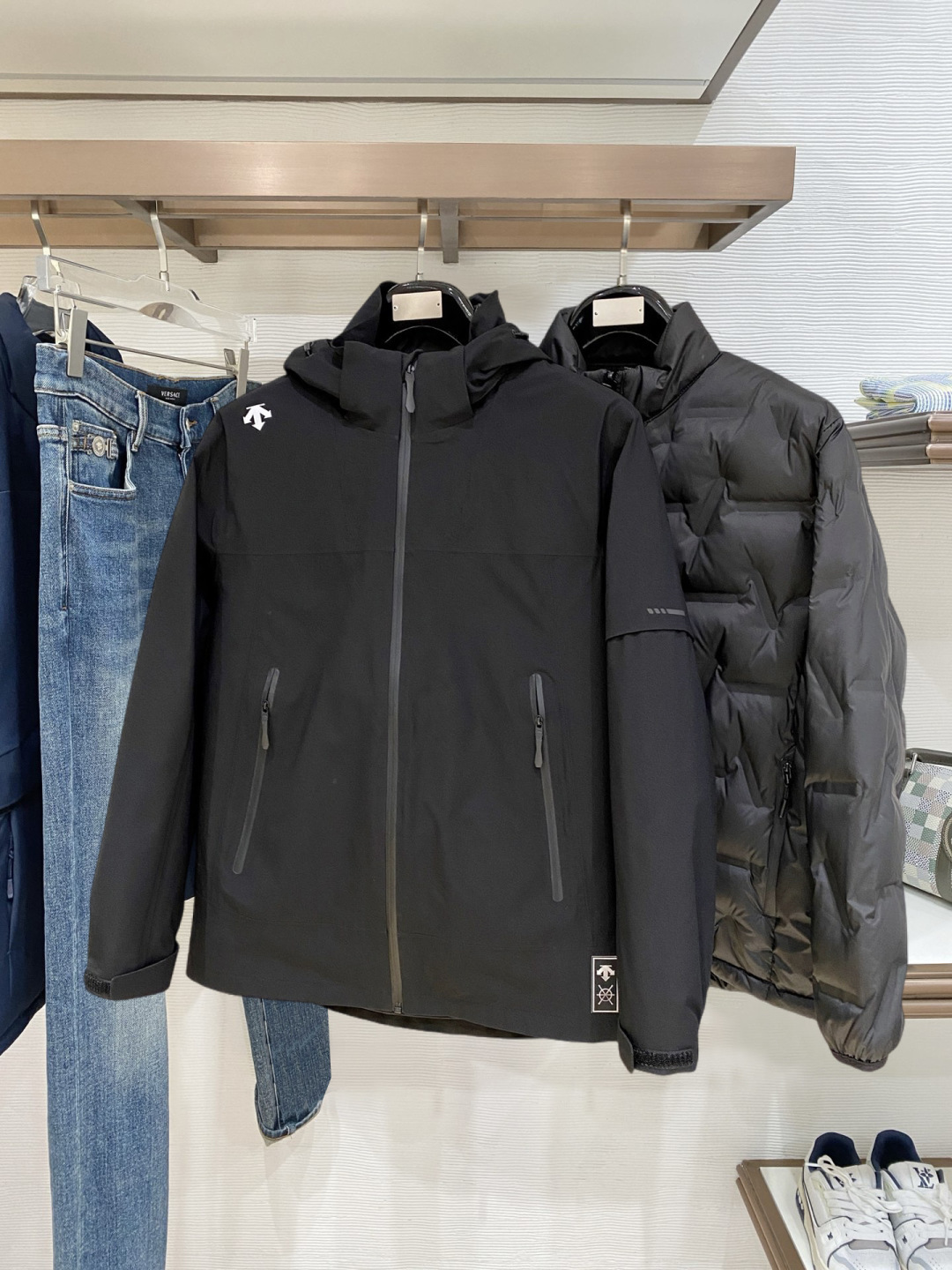 迪桑特官网款2025 秋冬新款羽绒服。这款号称羽绒服届最高端的，全部90绒的三标齐全带着经典的Logo组