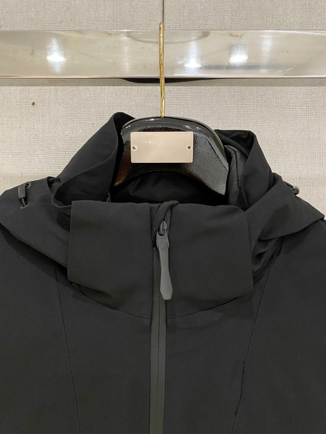 迪桑特官网款2025 秋冬新款羽绒服。这款号称羽绒服届最高端的，全部90绒的三标齐全带着经典的Logo组