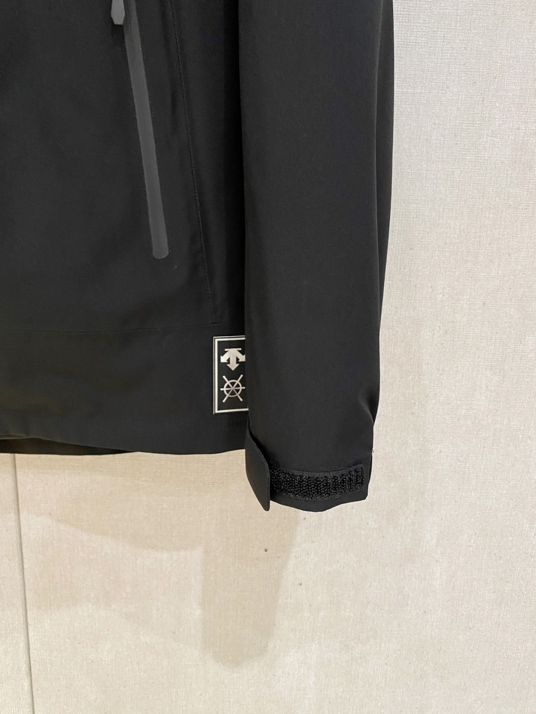 迪桑特官网款2025 秋冬新款羽绒服。这款号称羽绒服届最高端的，全部90绒的三标齐全带着经典的Logo组