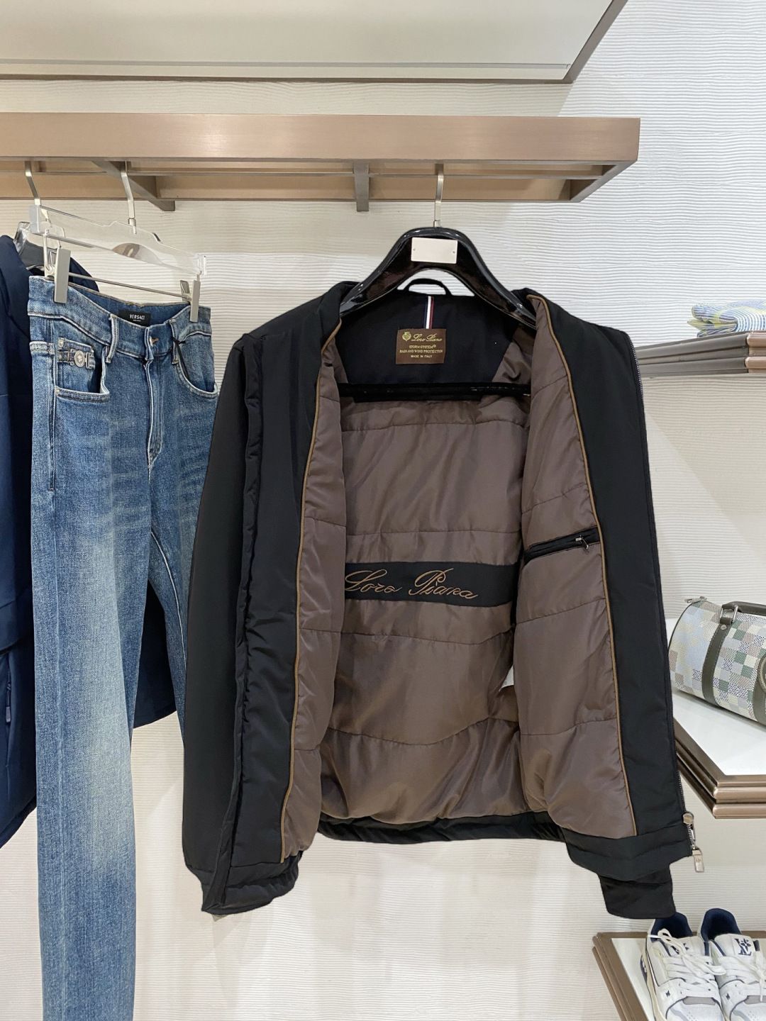 Loro Piana 高品质秋冬新款加厚外套，秀场新品‼品相非常完美，记忆面料舒适保暖，色泽饱满诱人，非