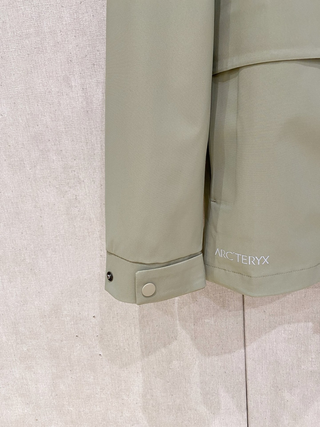 始祖鸟官网款2025 秋冬新款羽绒服。这款号称羽绒服届最高端的，全部90绒的三标齐全带着经典的Logo组