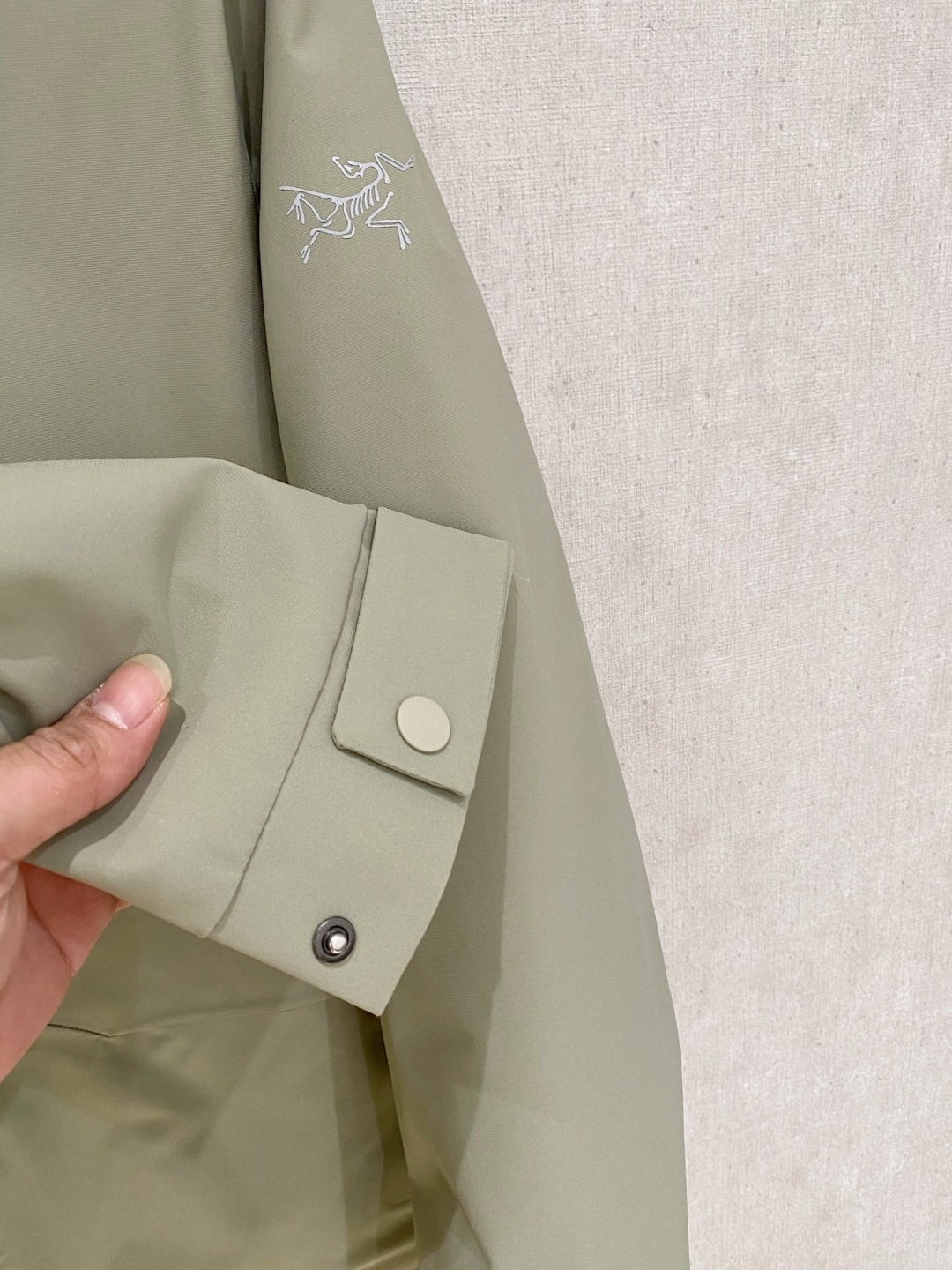 始祖鸟官网款2025 秋冬新款羽绒服。这款号称羽绒服届最高端的，全部90绒的三标齐全带着经典的Logo组