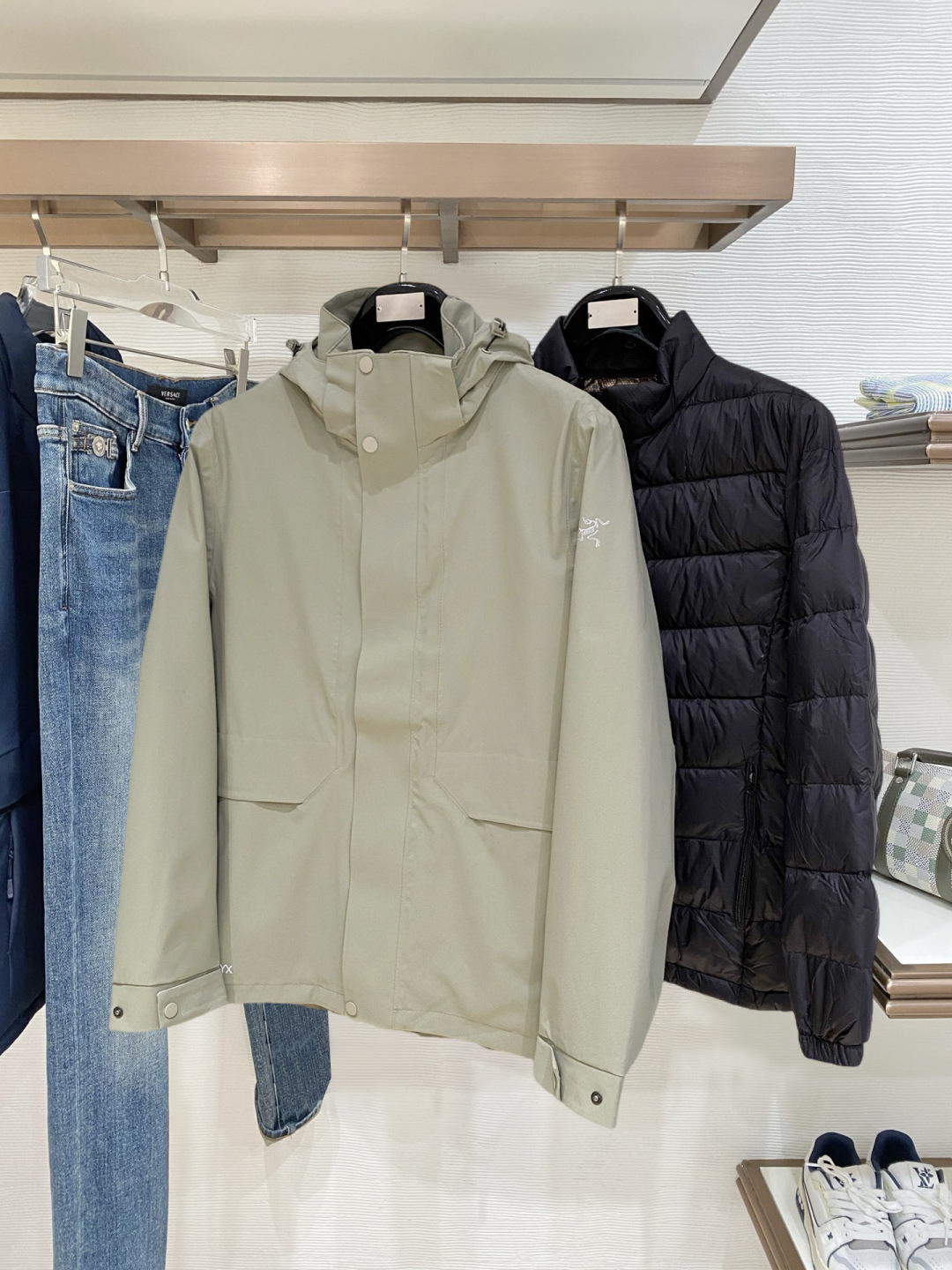 始祖鸟官网款2025 秋冬新款羽绒服。这款号称羽绒服届最高端的，全部90绒的三标齐全带着经典的Logo组