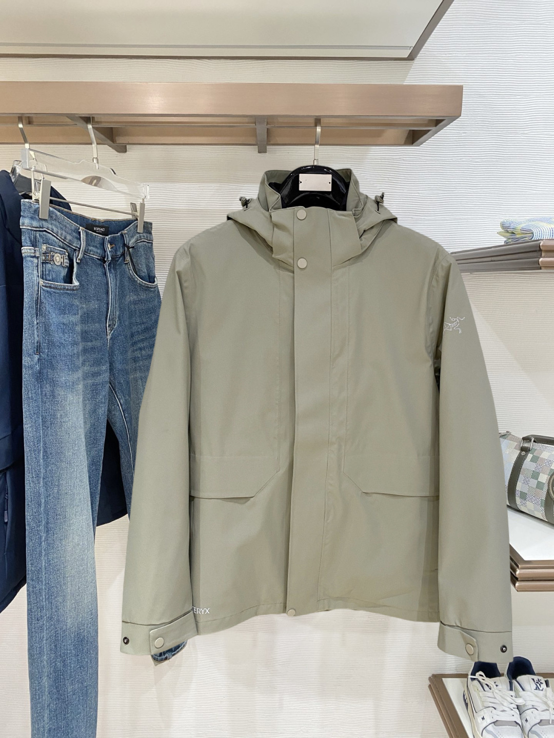 始祖鸟官网款2025 秋冬新款羽绒服。这款号称羽绒服届最高端的，全部90绒的三标齐全带着经典的Logo组