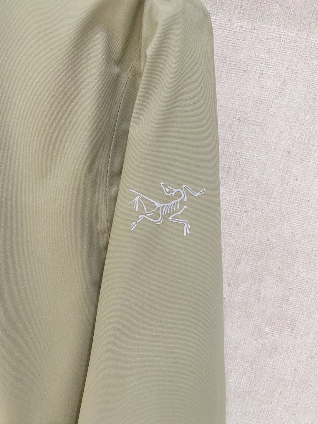 始祖鸟官网款2025 秋冬新款羽绒服。这款号称羽绒服届最高端的，全部90绒的三标齐全带着经典的Logo组